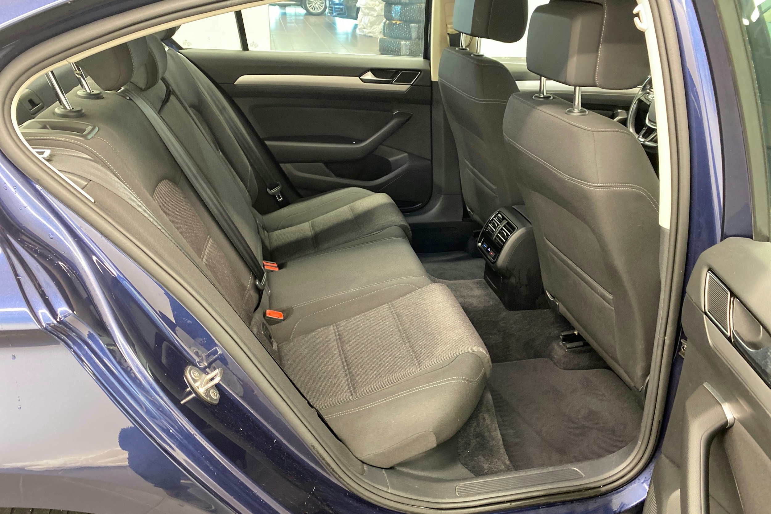 sininen Volkswagen Passat 2017 kuva 15.
