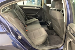 sininen Volkswagen Passat 2017 kuva 15.