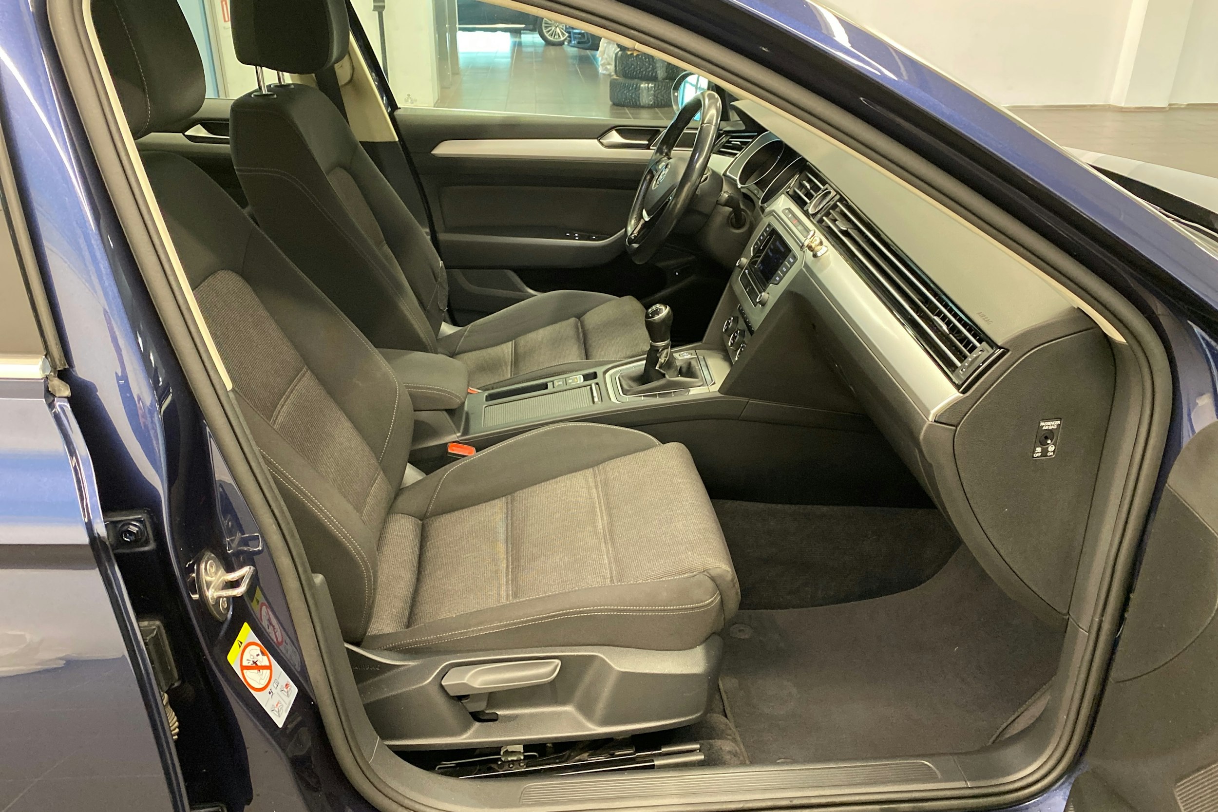 sininen Volkswagen Passat 2017 kuva 16.