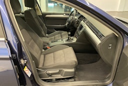 sininen Volkswagen Passat 2017 kuva 16.