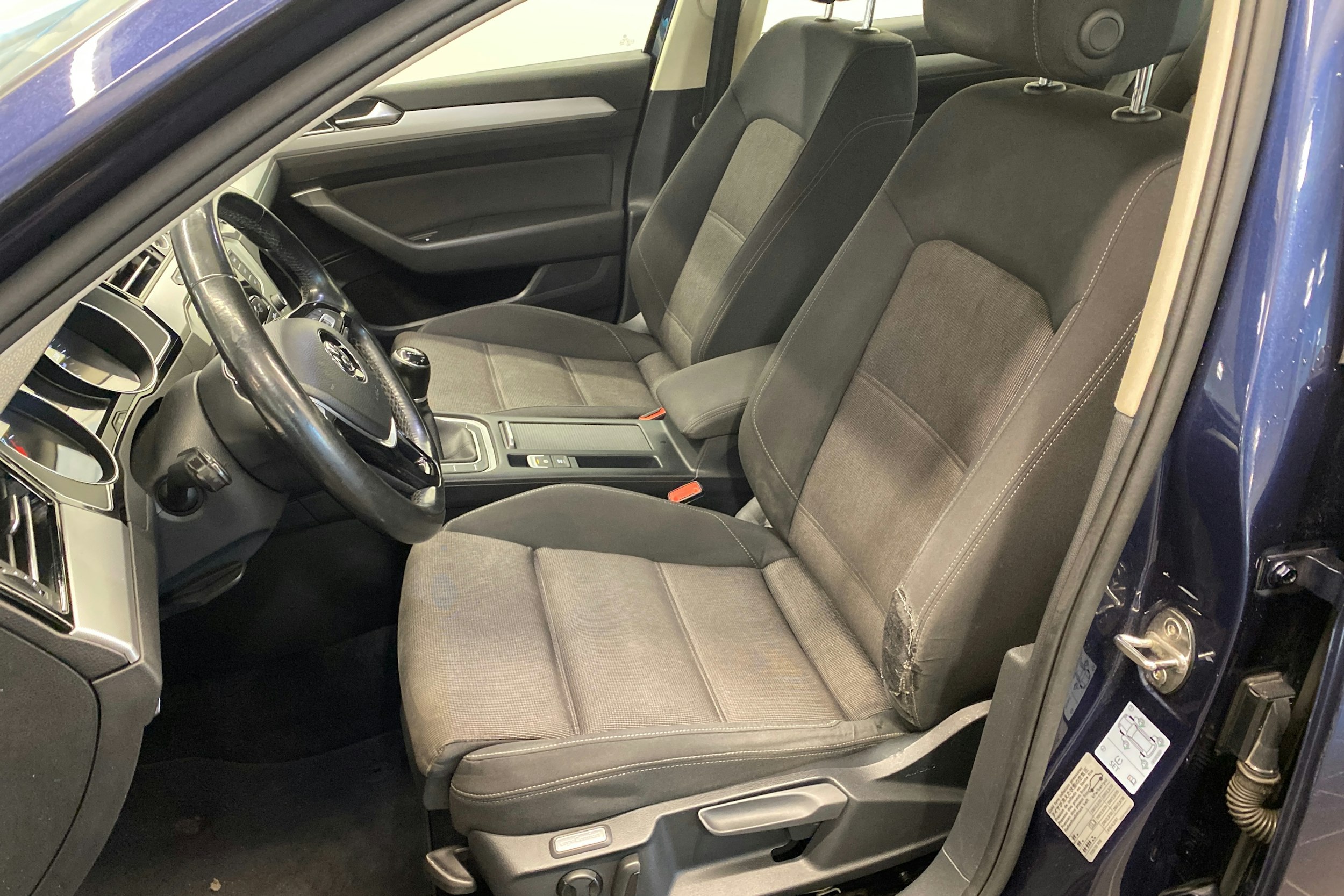 sininen Volkswagen Passat 2017 kuva 19.