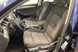 sininen Volkswagen Passat 2017 kuva 19.
