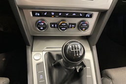 sininen Volkswagen Passat 2017 kuva 22.