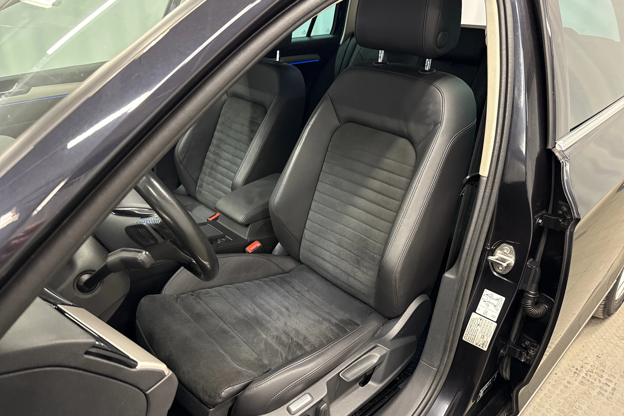 Musta Volkswagen PASSAT 2017 kuva 20.