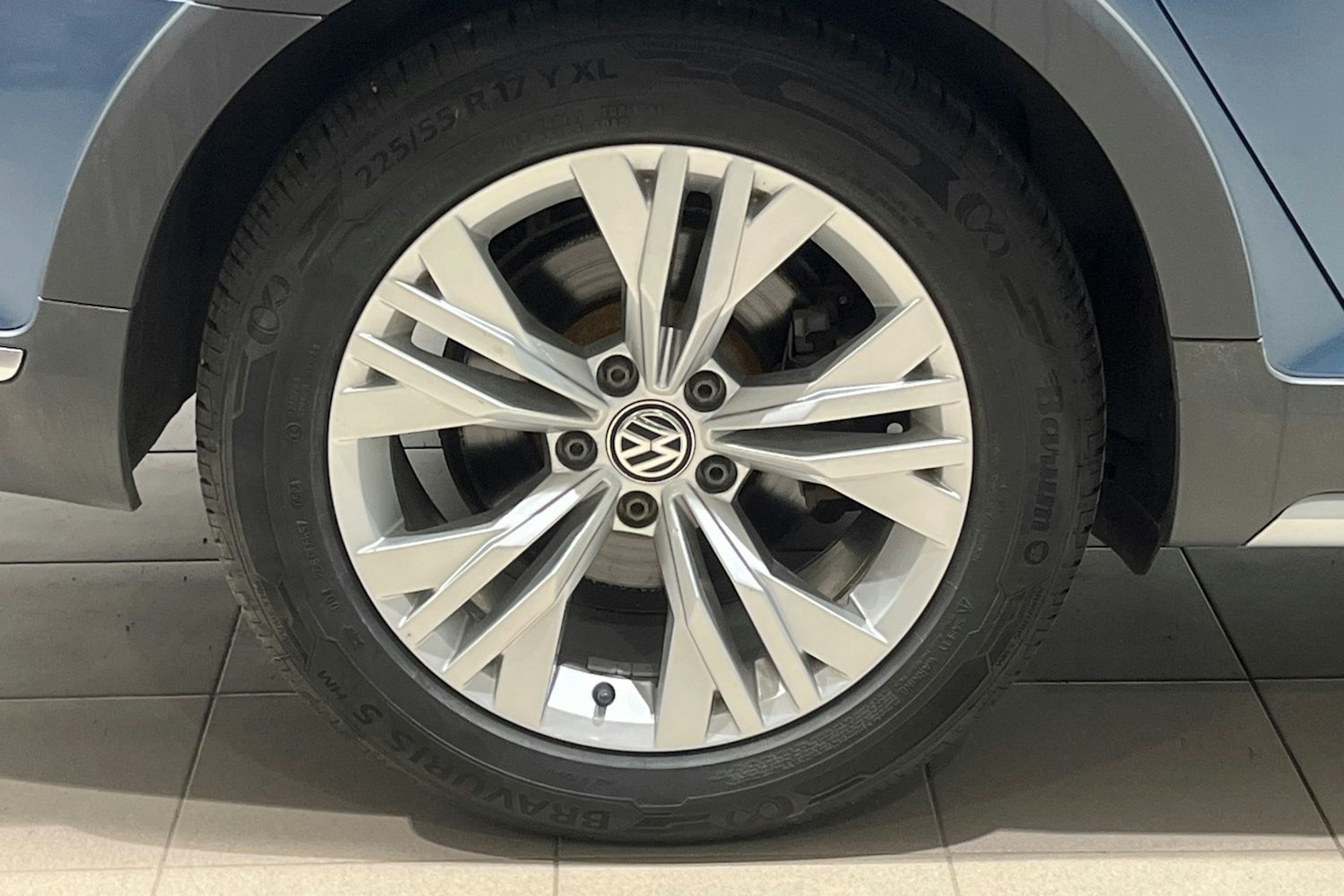 sininen Volkswagen Passat 2017 kuva 13.