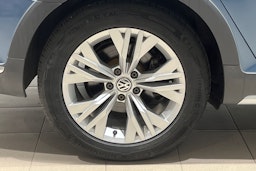 sininen Volkswagen Passat 2017 kuva 13.
