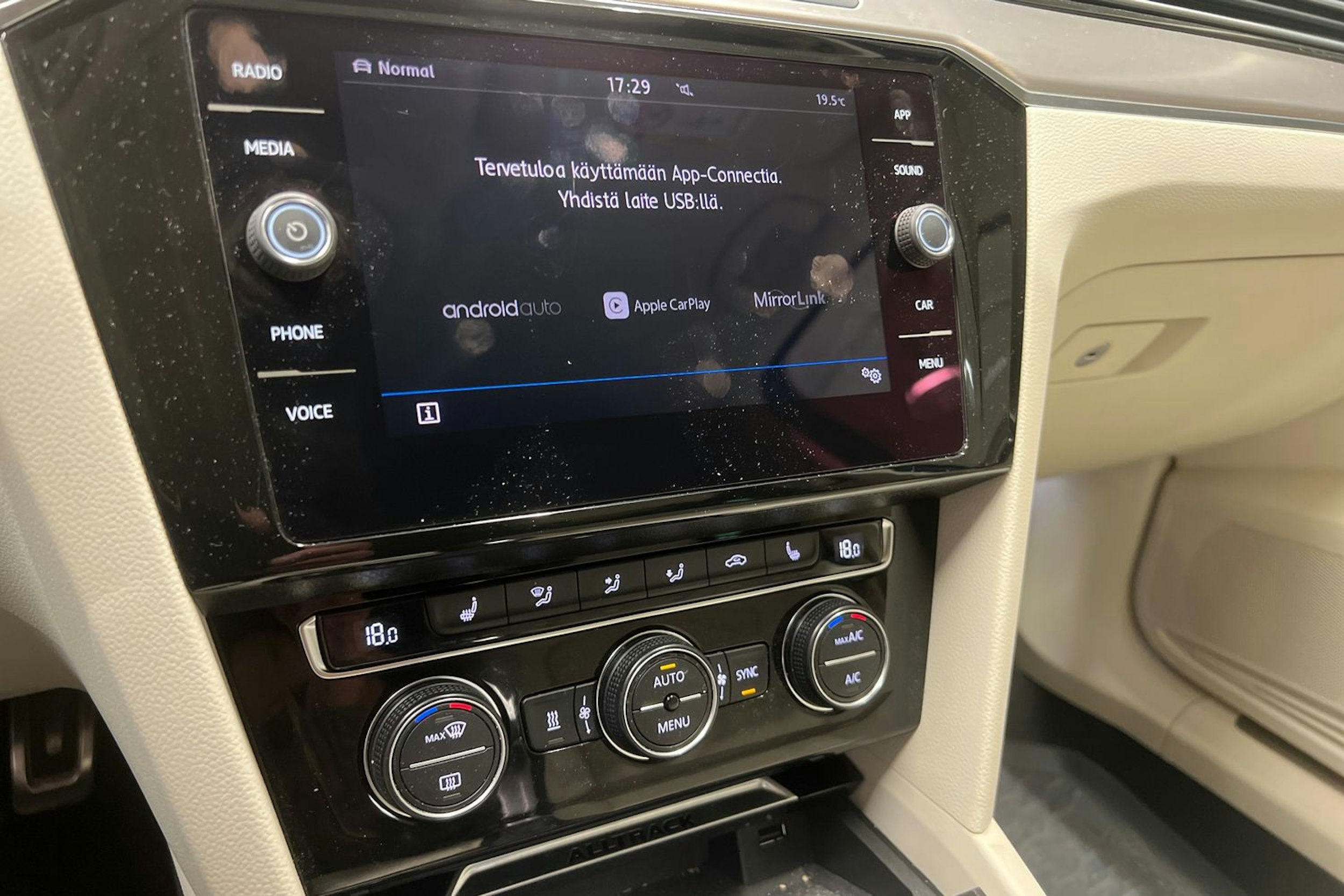sininen Volkswagen Passat 2017 kuva 17.