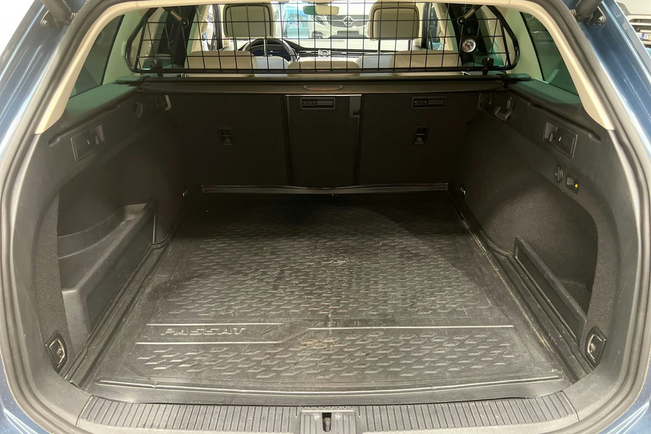 sininen Volkswagen Passat 2017 kuva 20.