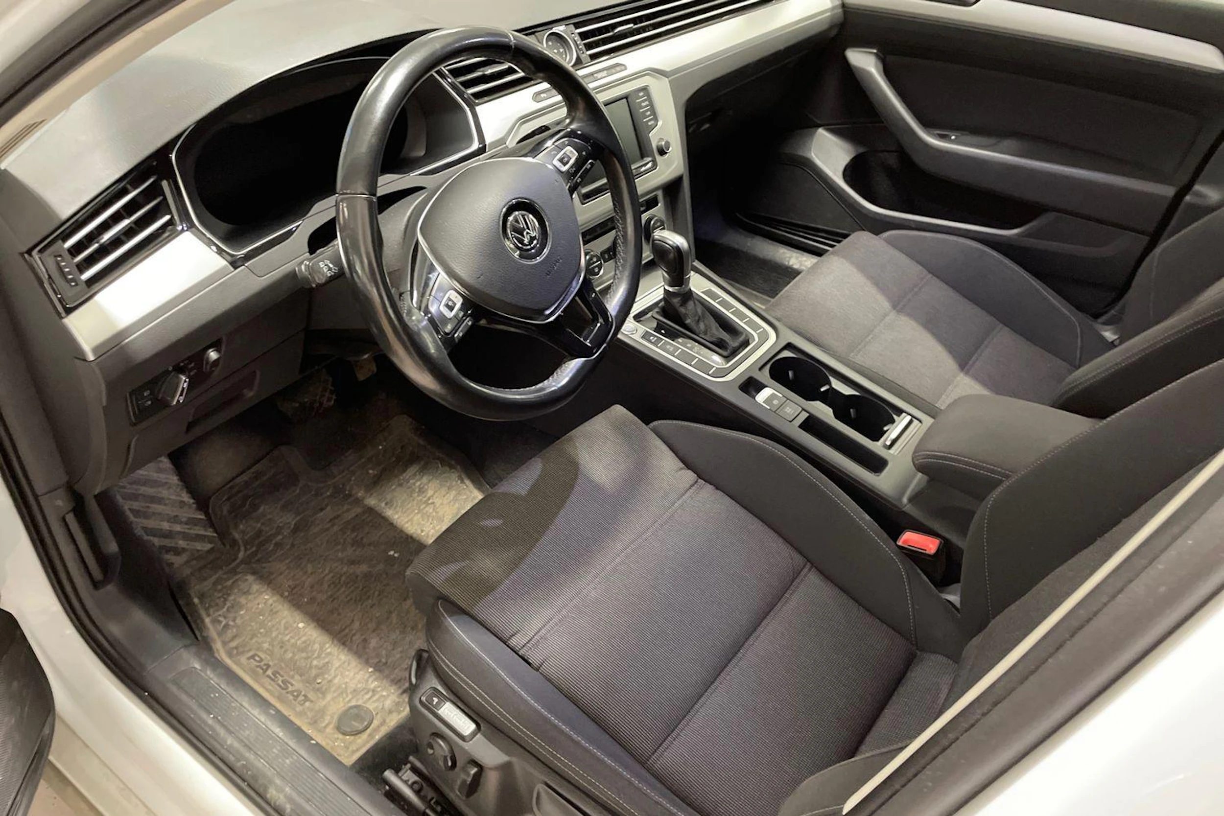 valkoinen Volkswagen Passat 2017 kuva 3.