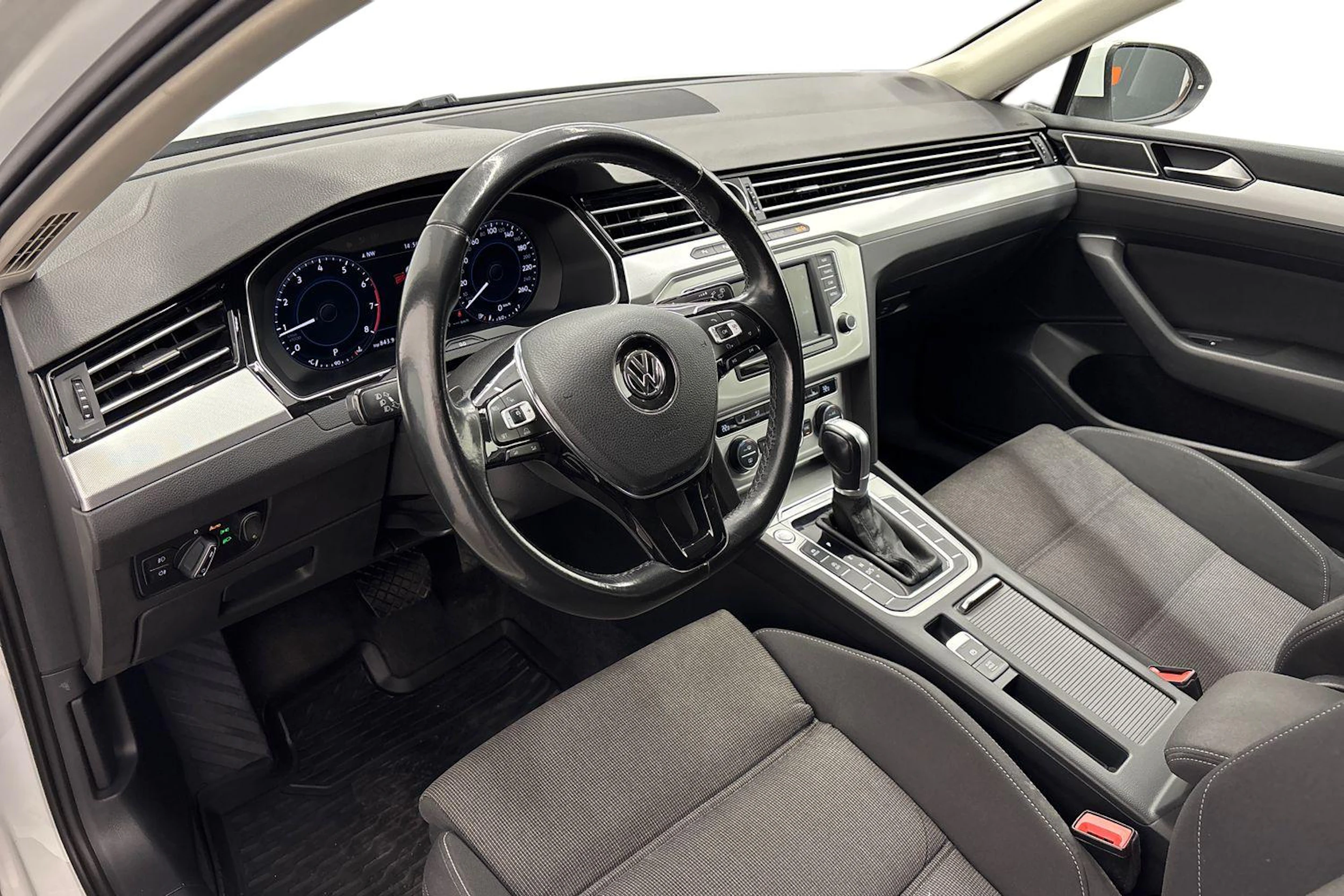 valkoinen Volkswagen Passat 2017 kuva 6.