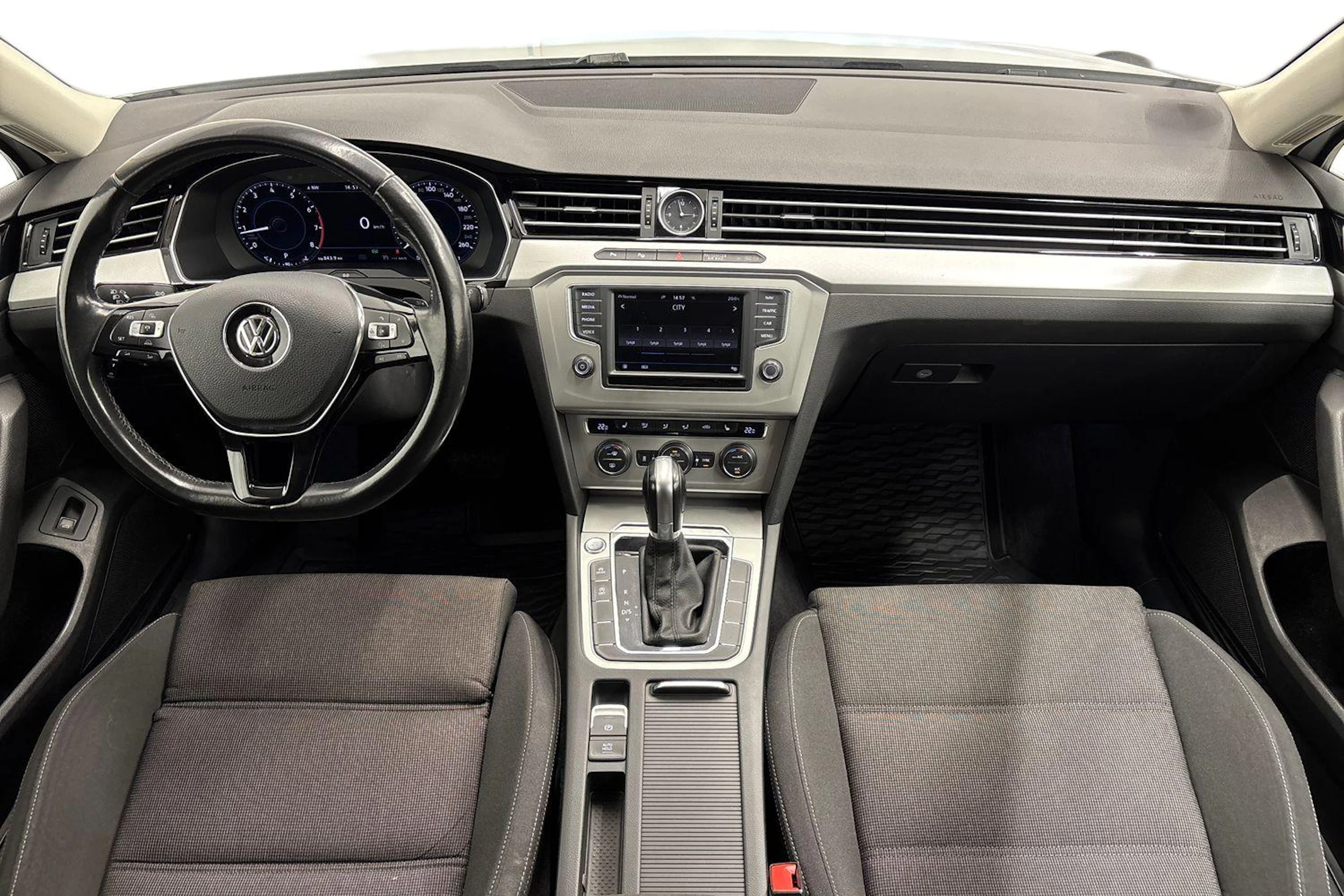valkoinen Volkswagen Passat 2017 kuva 7.