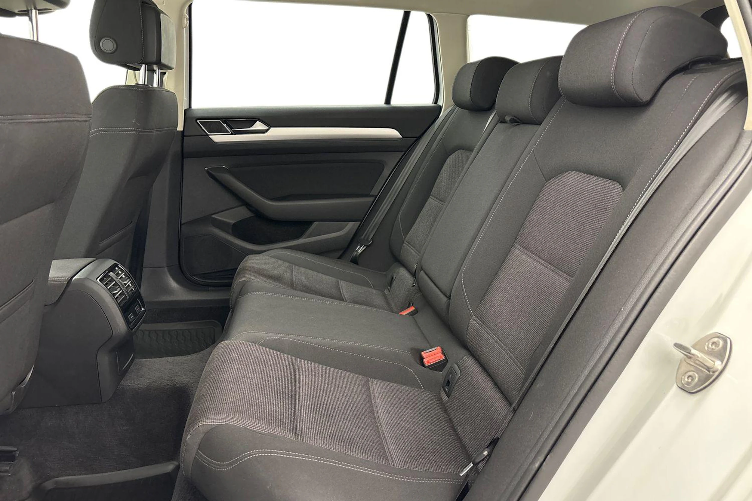 valkoinen Volkswagen Passat 2017 kuva 8.