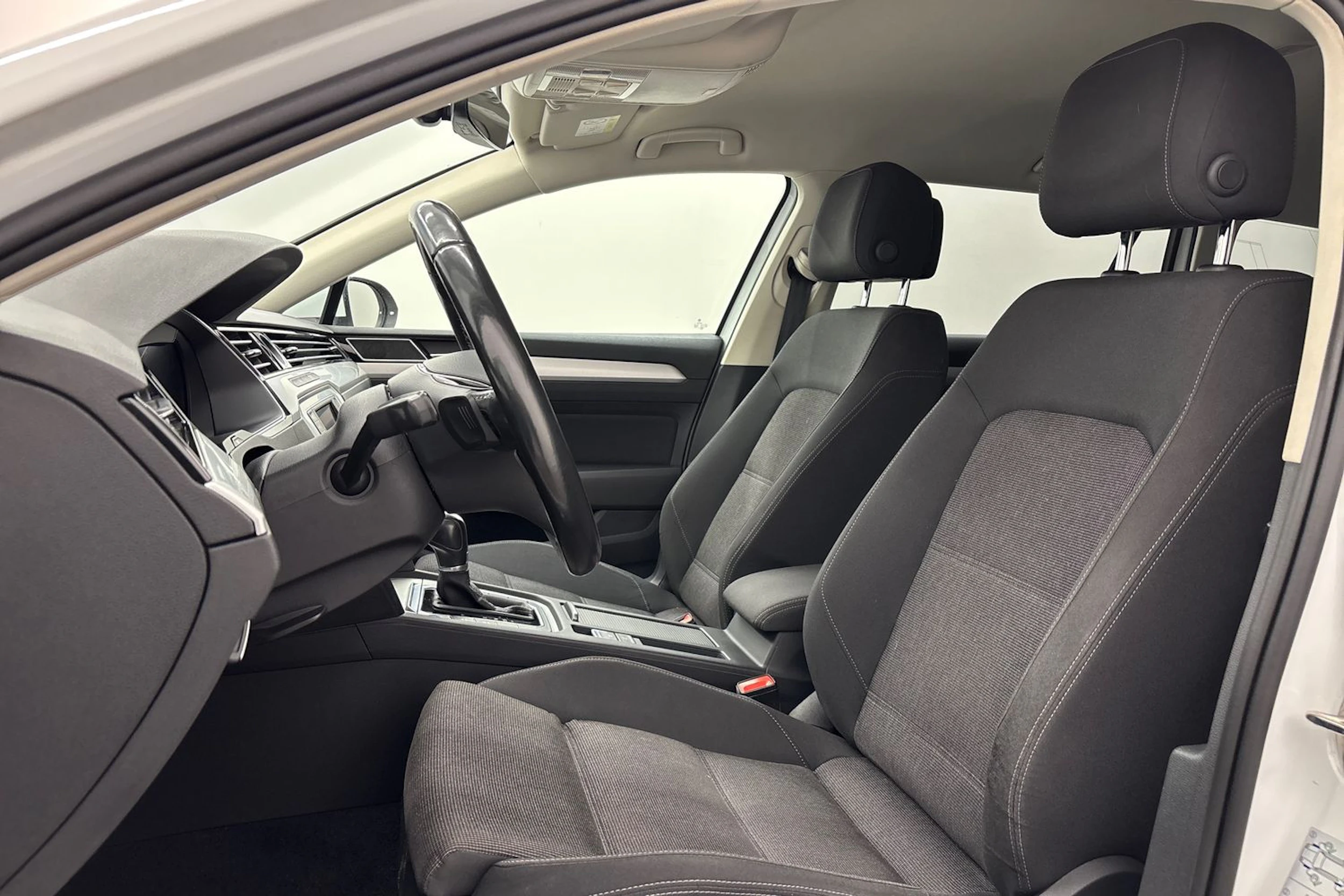 valkoinen Volkswagen Passat 2017 kuva 11.