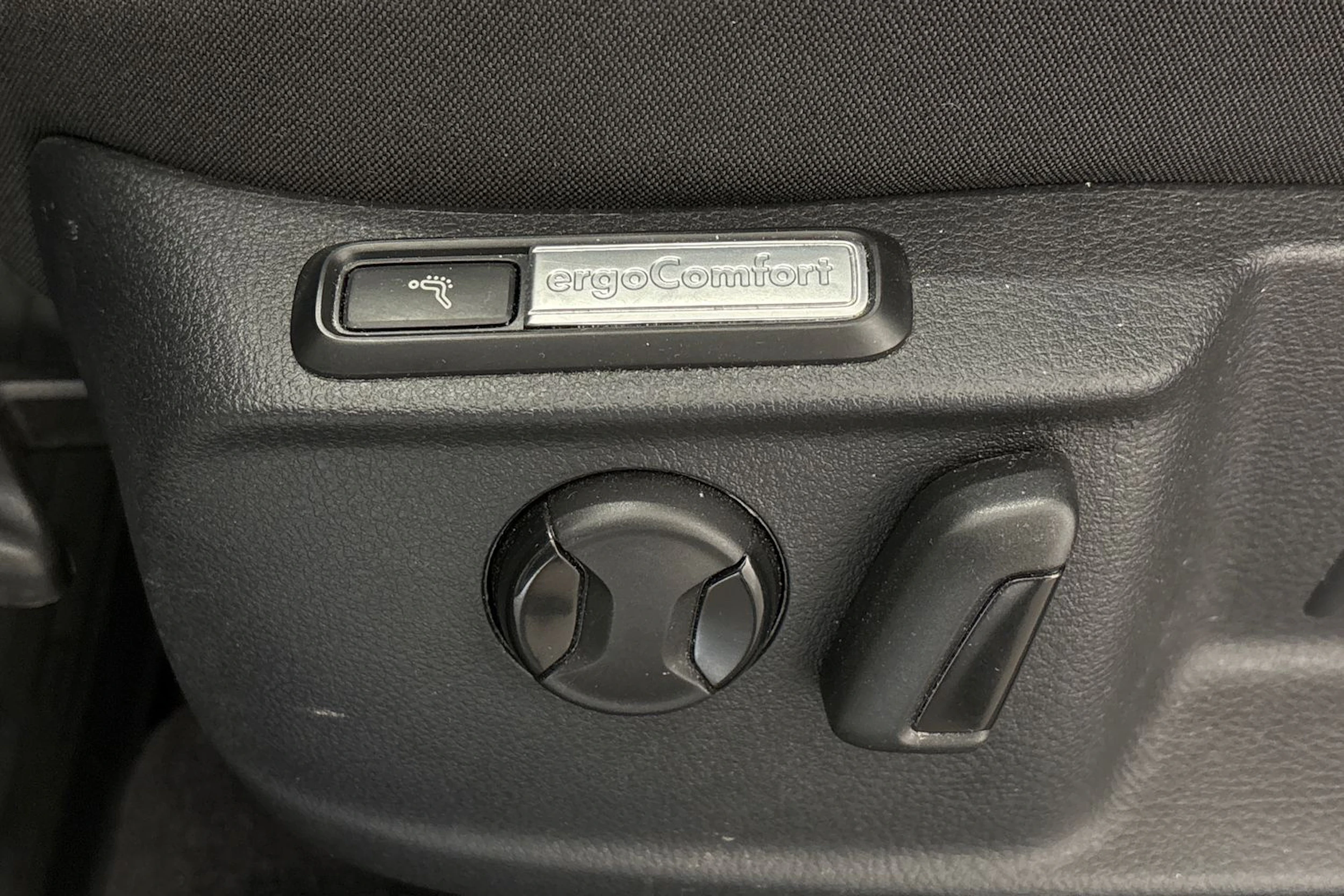 valkoinen Volkswagen Passat 2017 kuva 12.
