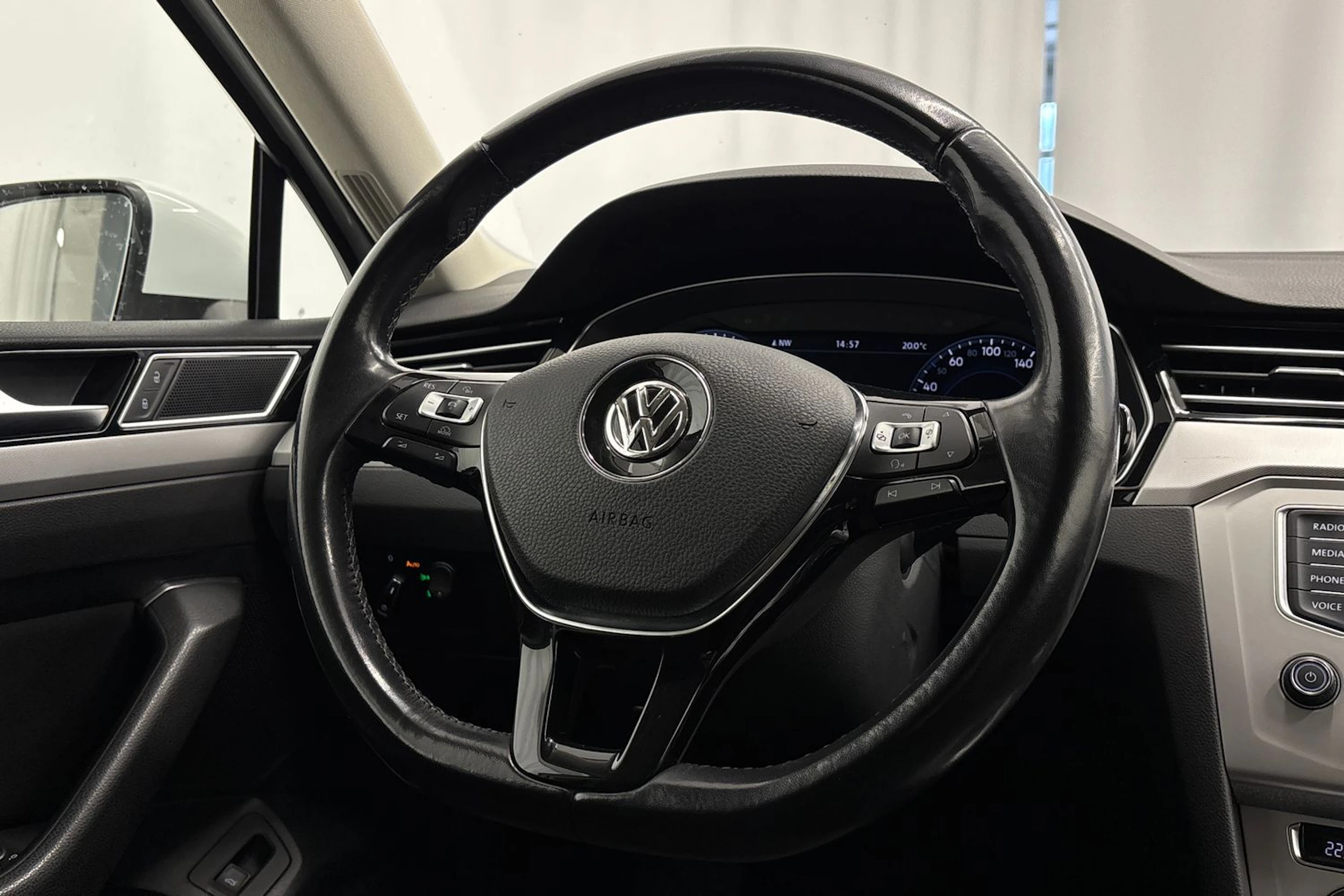 valkoinen Volkswagen Passat 2017 kuva 13.