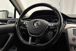 valkoinen Volkswagen Passat 2017 kuva 13.
