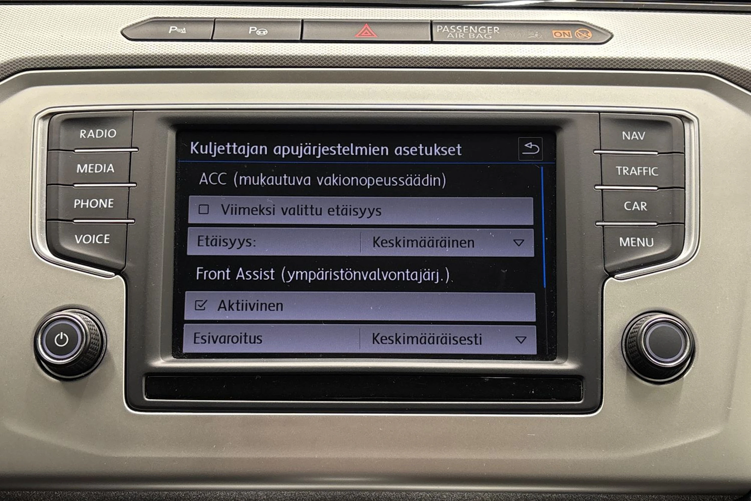 valkoinen Volkswagen Passat 2017 kuva 18.