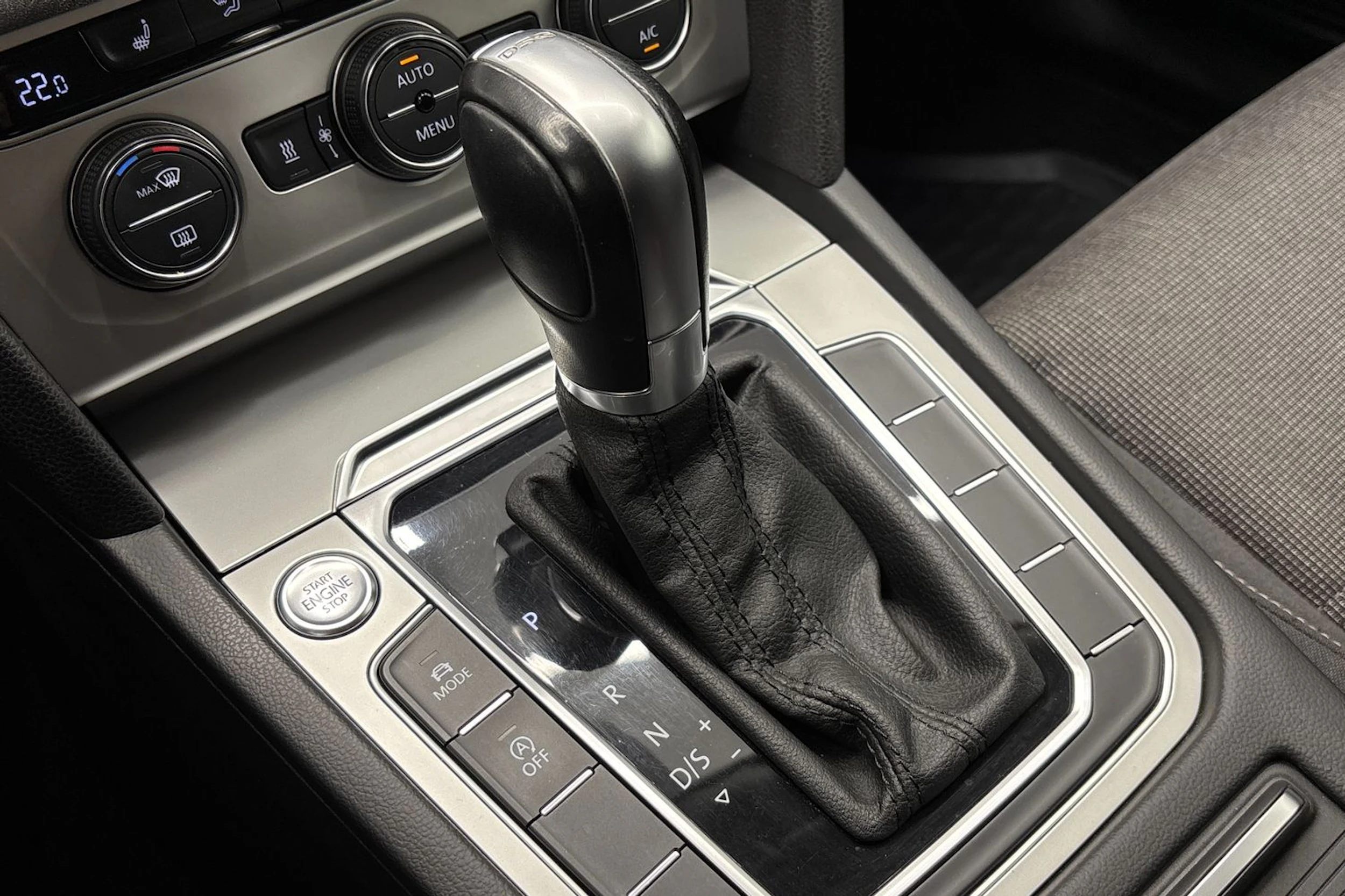 valkoinen Volkswagen Passat 2017 kuva 22.