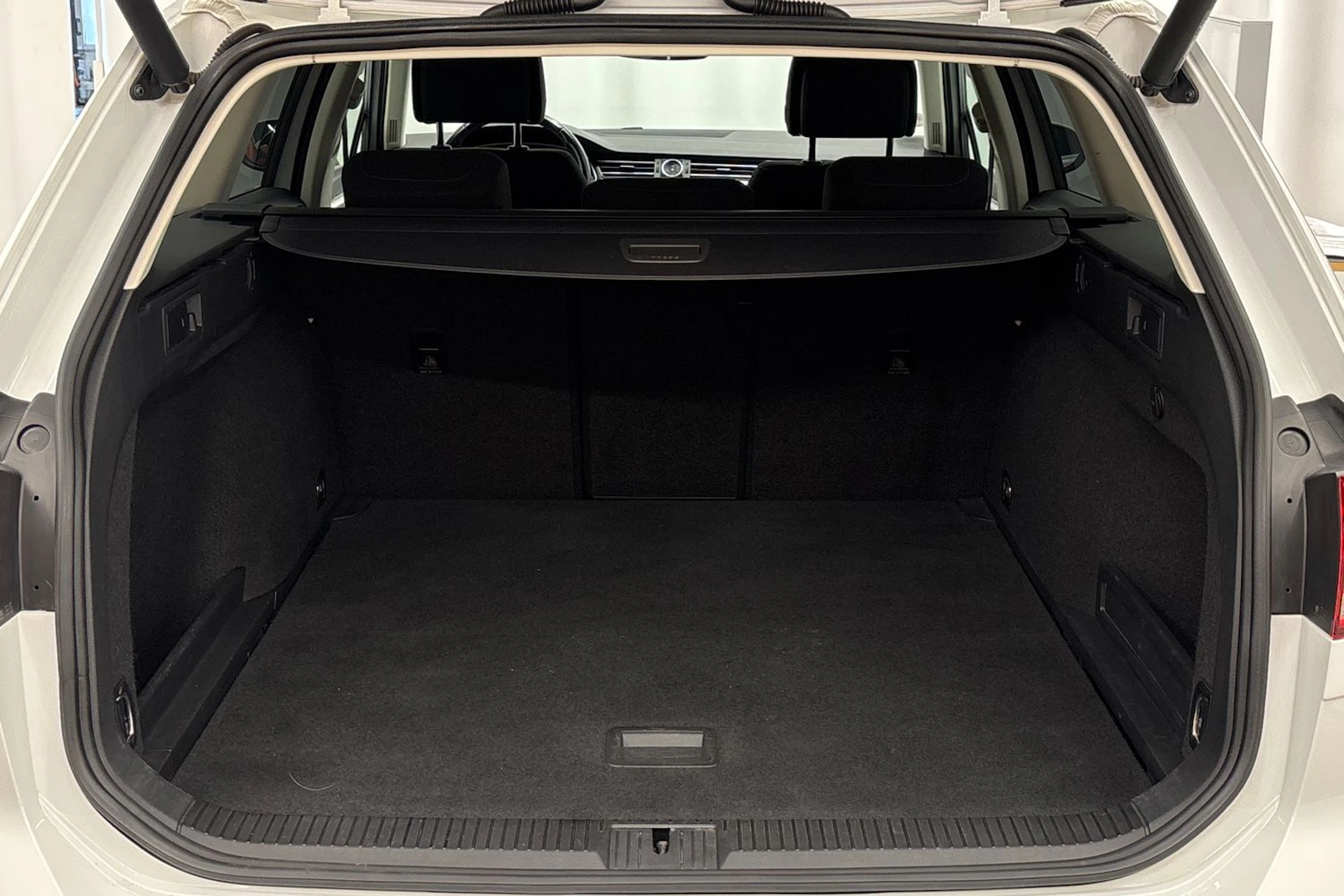 valkoinen Volkswagen Passat 2017 kuva 23.