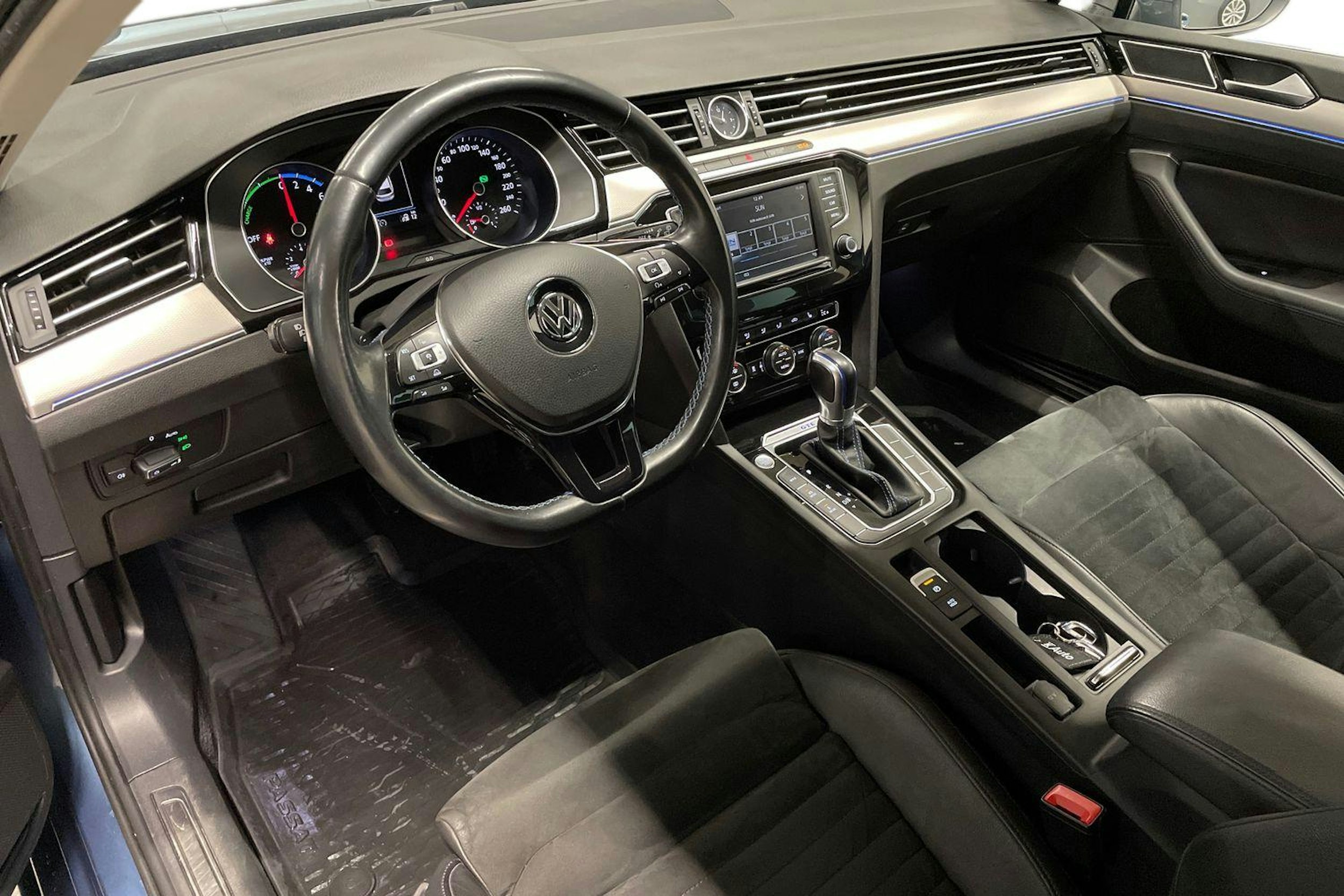 Sininen Volkswagen PASSAT 2017 kuva 6.