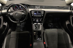 Sininen Volkswagen PASSAT 2017 kuva 7.