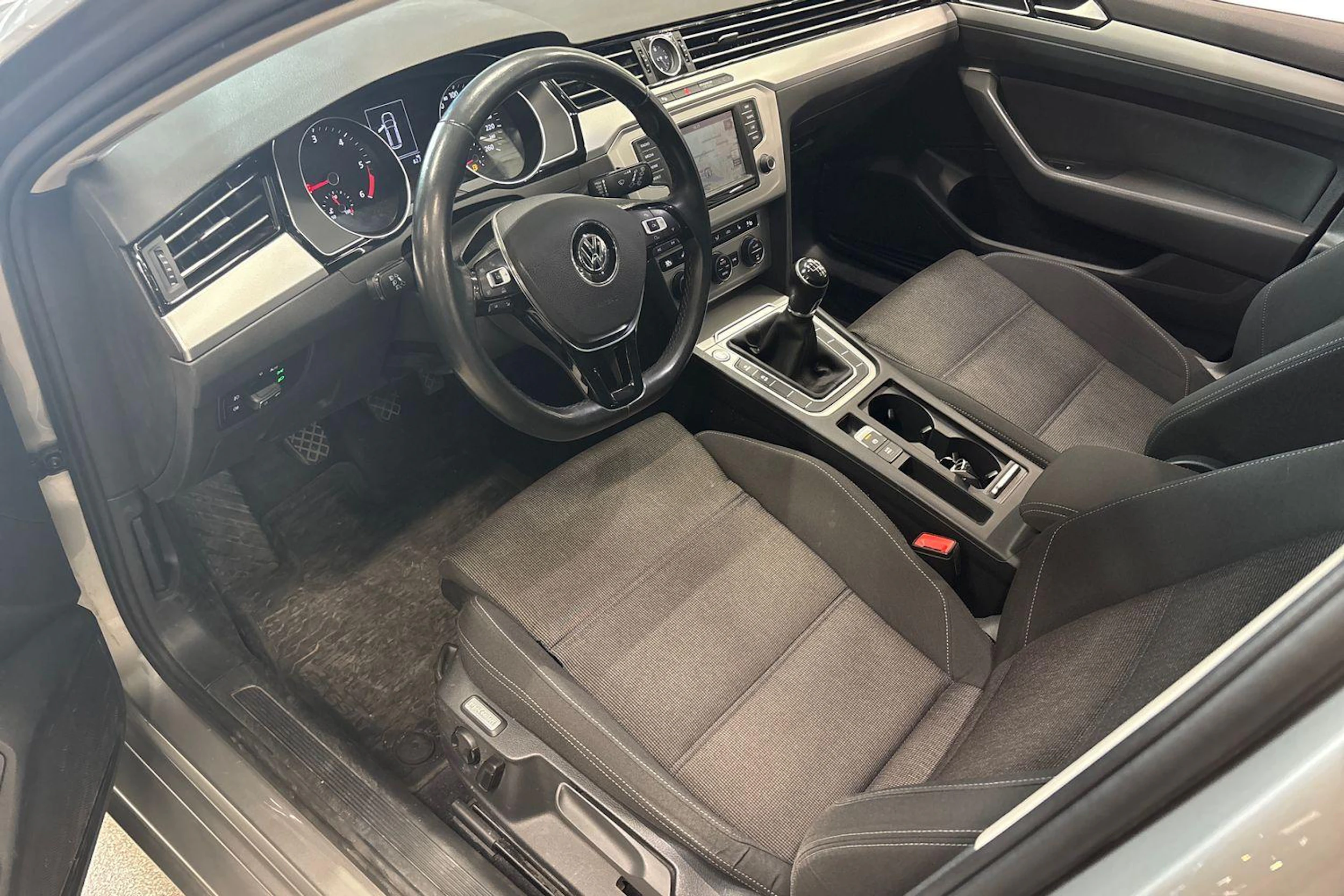 harmaa Volkswagen Passat 2017 kuva 3.