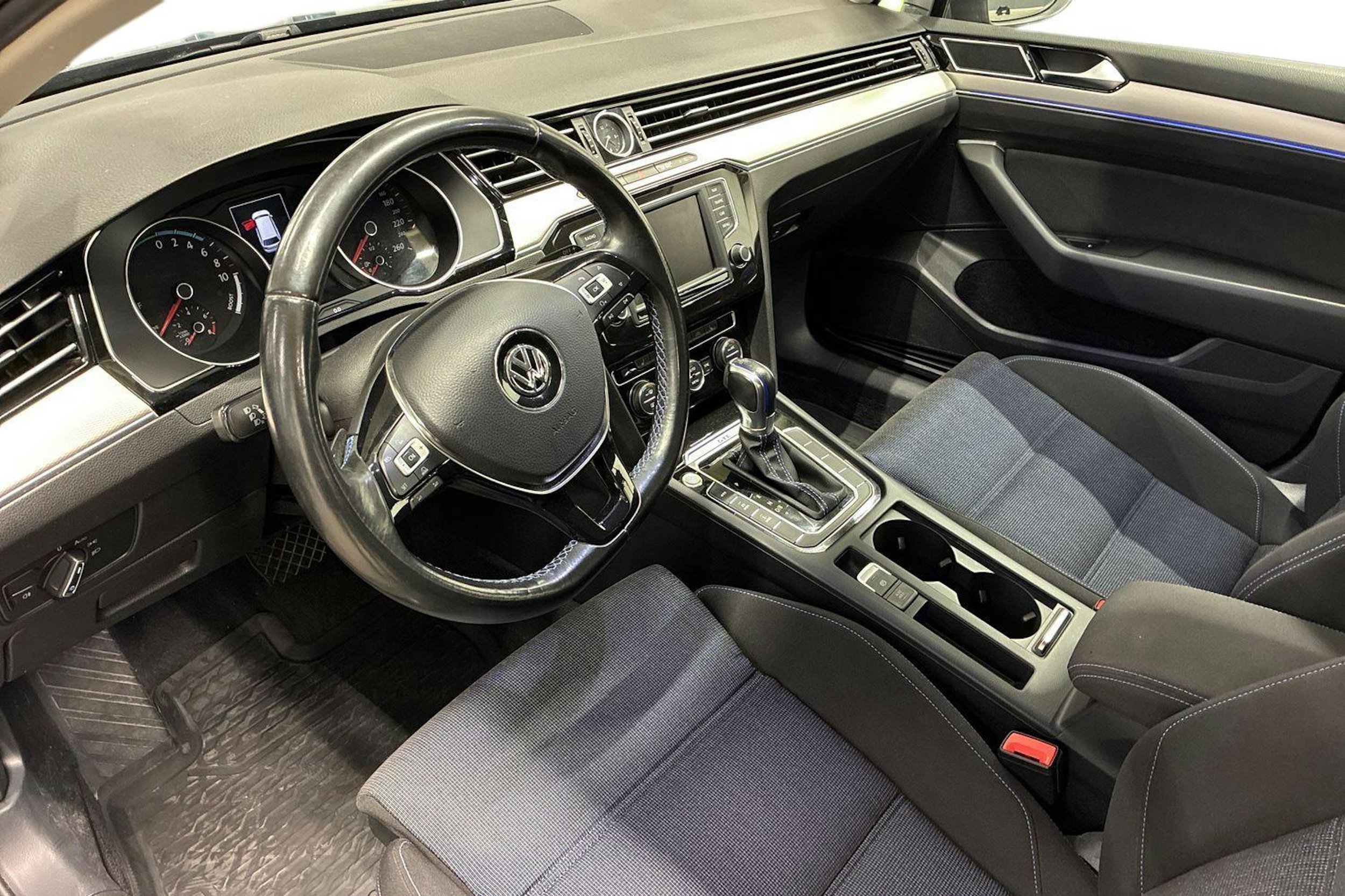 Harmaa Volkswagen PASSAT 2017 kuva 6.