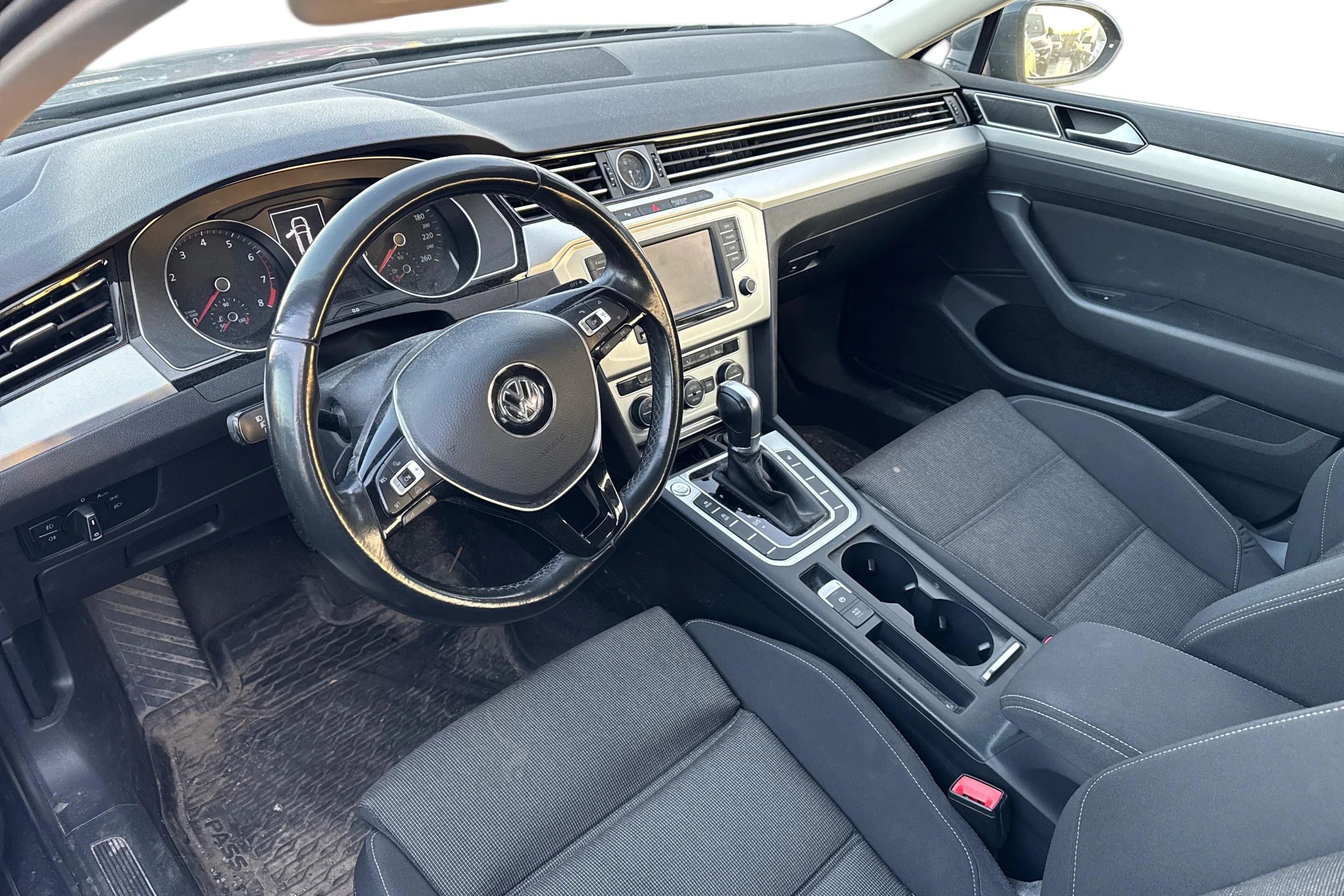 harmaa Volkswagen Passat 2017 kuva 3.