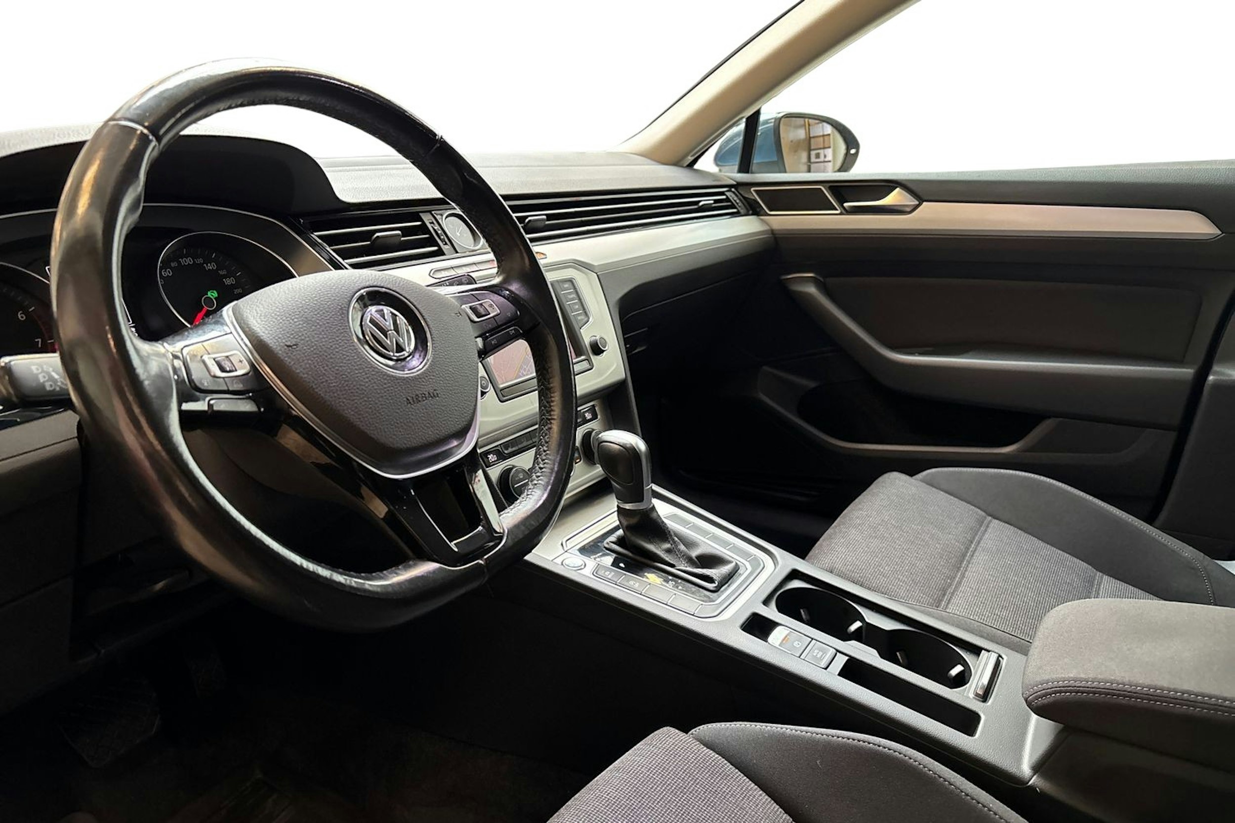 sininen Volkswagen Passat 2017 kuva 6.