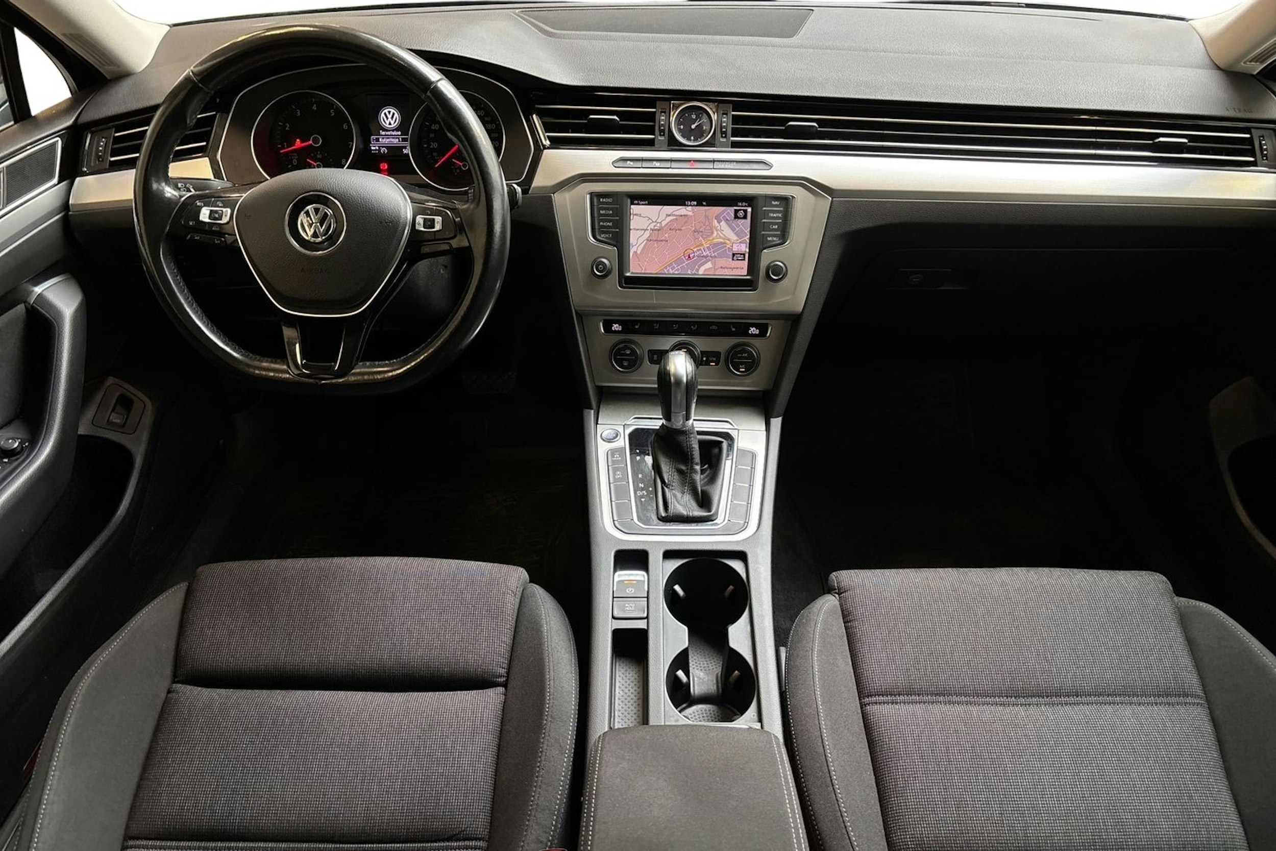 sininen Volkswagen Passat 2017 kuva 7.
