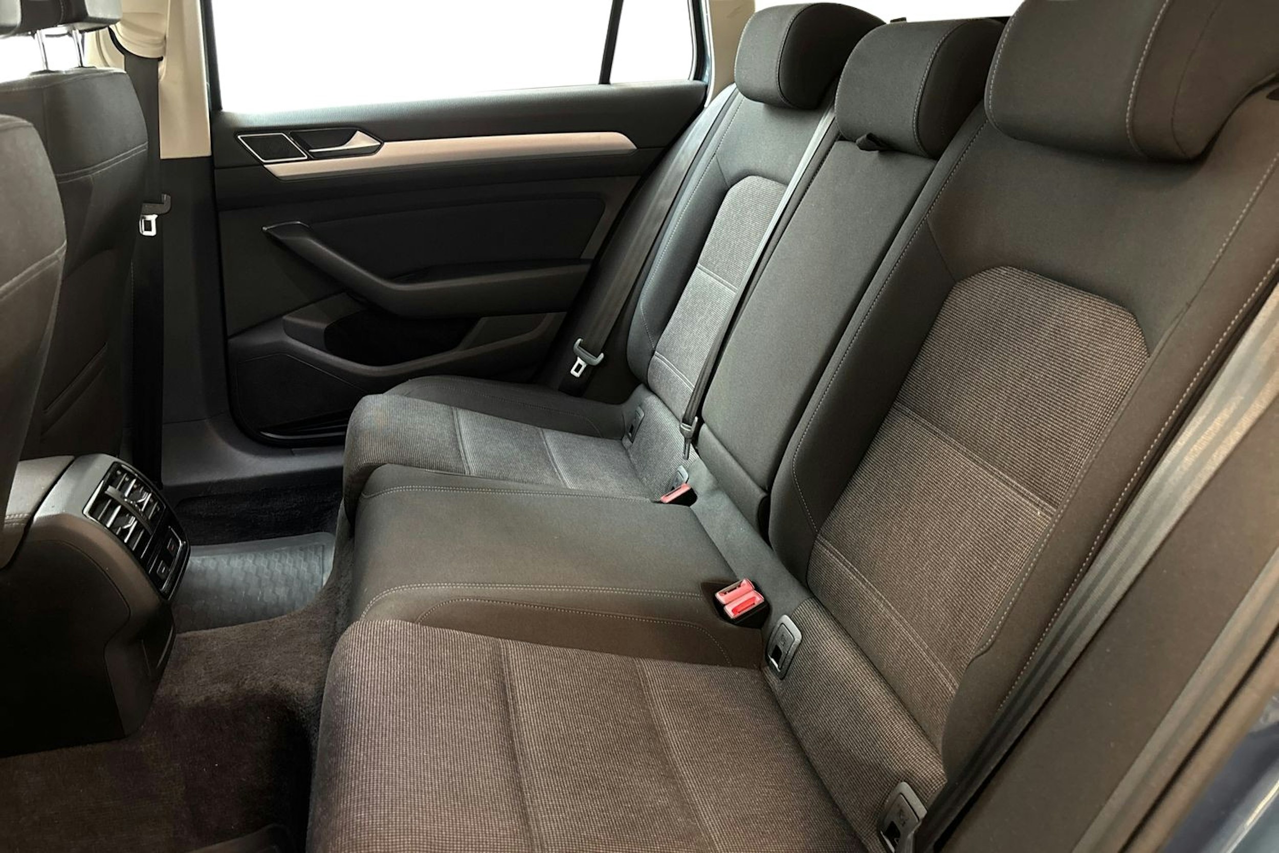 sininen Volkswagen Passat 2017 kuva 8.