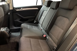 sininen Volkswagen Passat 2017 kuva 8.