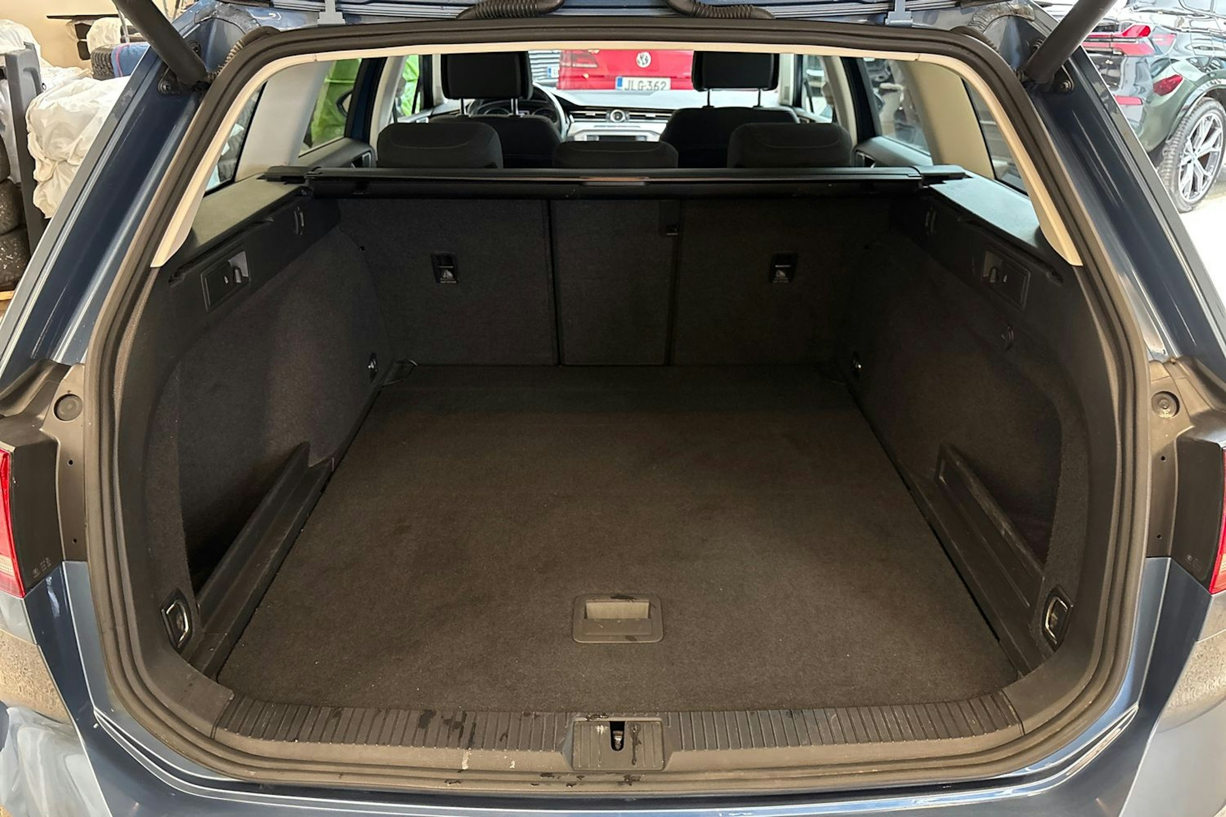 sininen Volkswagen Passat 2017 kuva 11.
