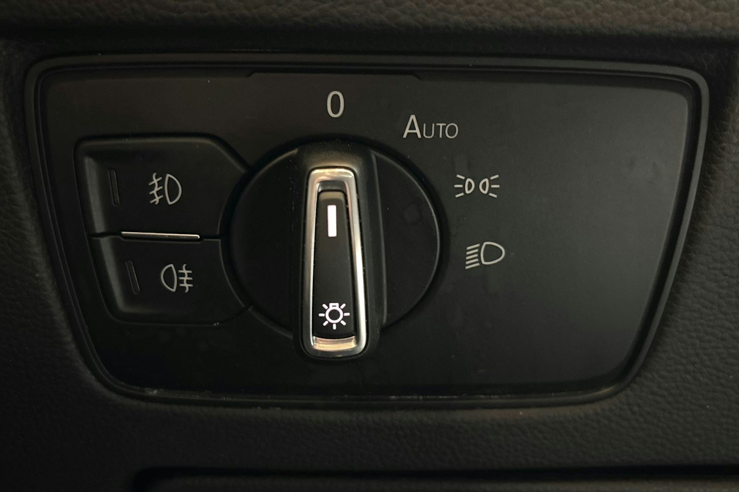 sininen Volkswagen Passat 2017 kuva 16.