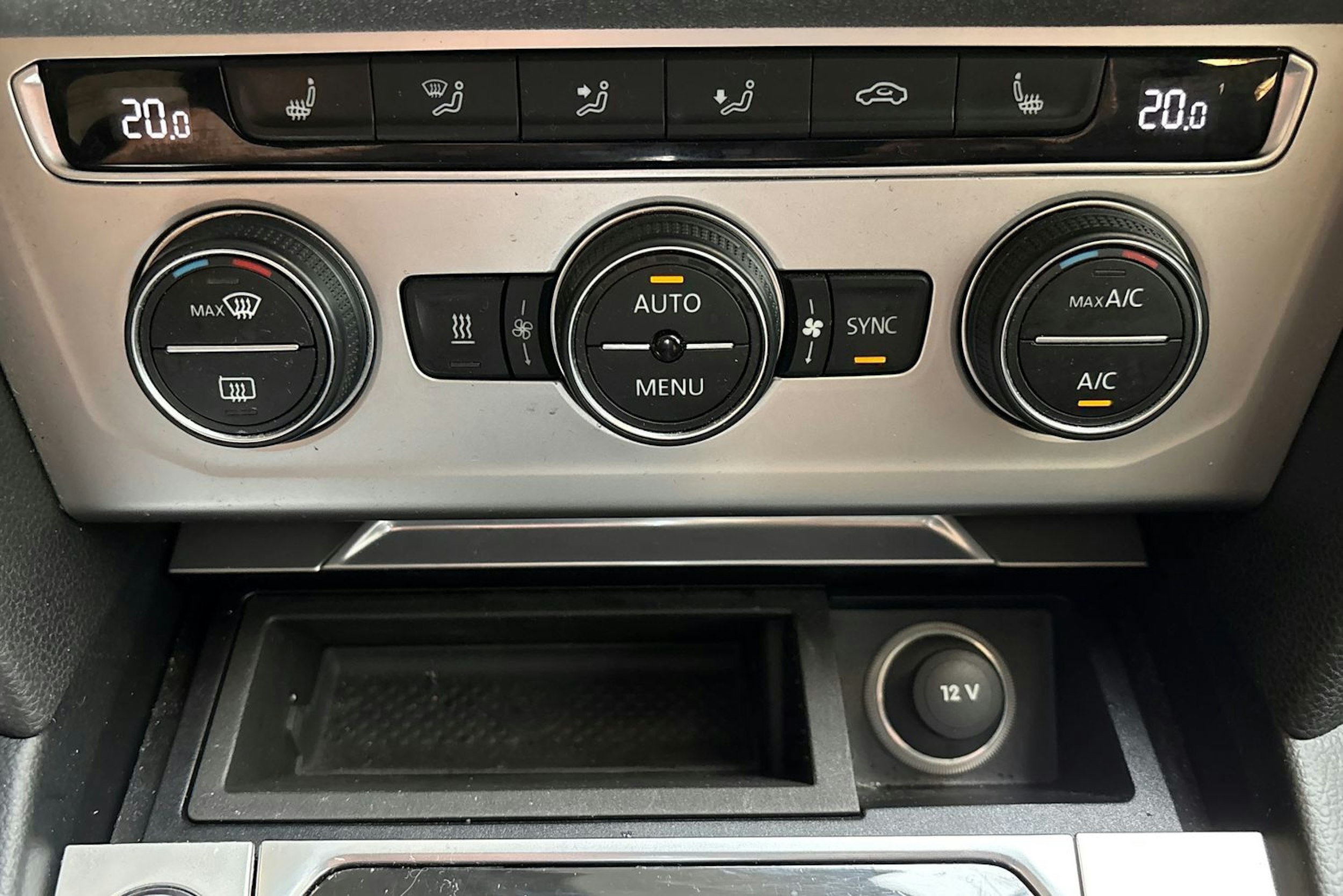 sininen Volkswagen Passat 2017 kuva 25.
