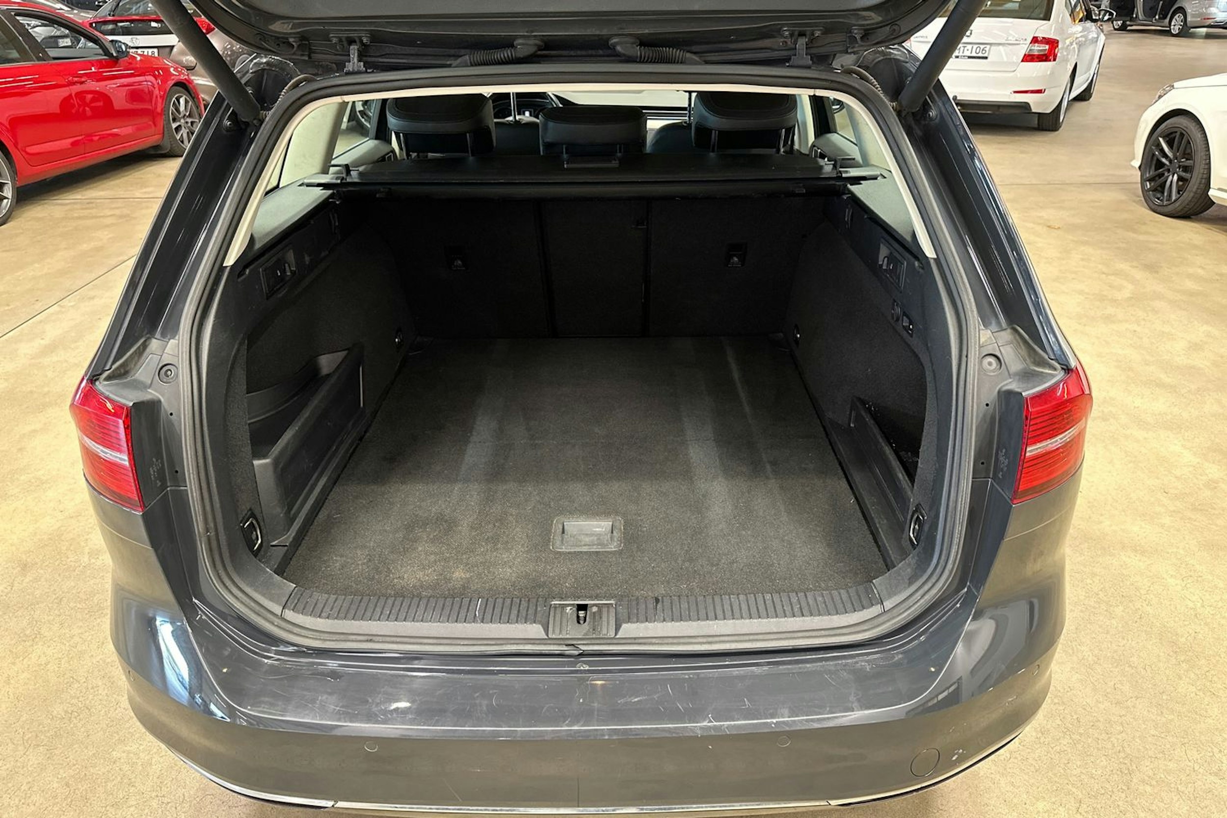 harmaa Volkswagen Passat 2017 kuva 16.