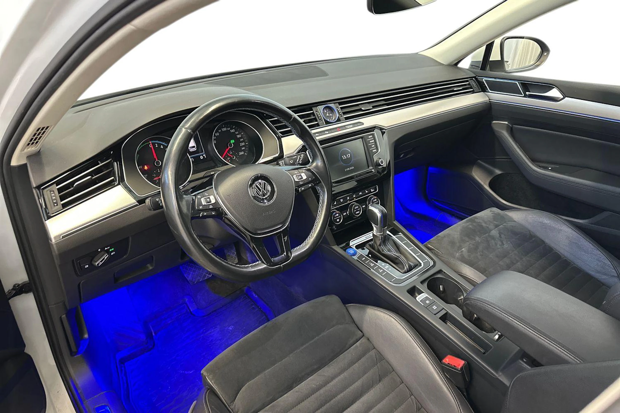 valkoinen Volkswagen Passat 2017 kuva 8.