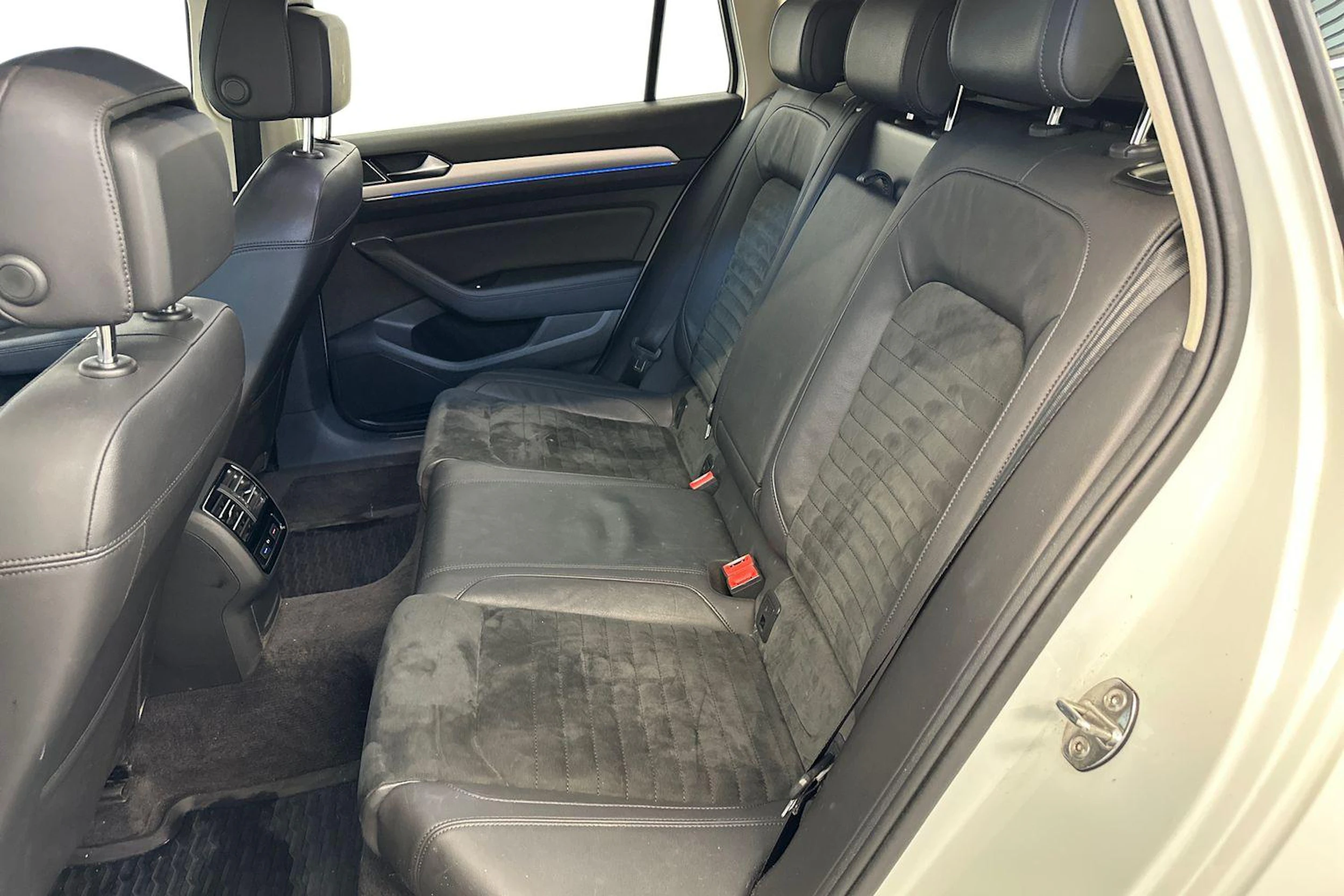 valkoinen Volkswagen Passat 2017 kuva 11.