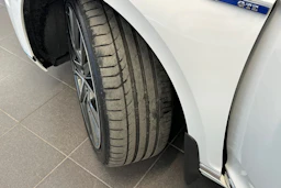 valkoinen Volkswagen Passat 2017 kuva 13.