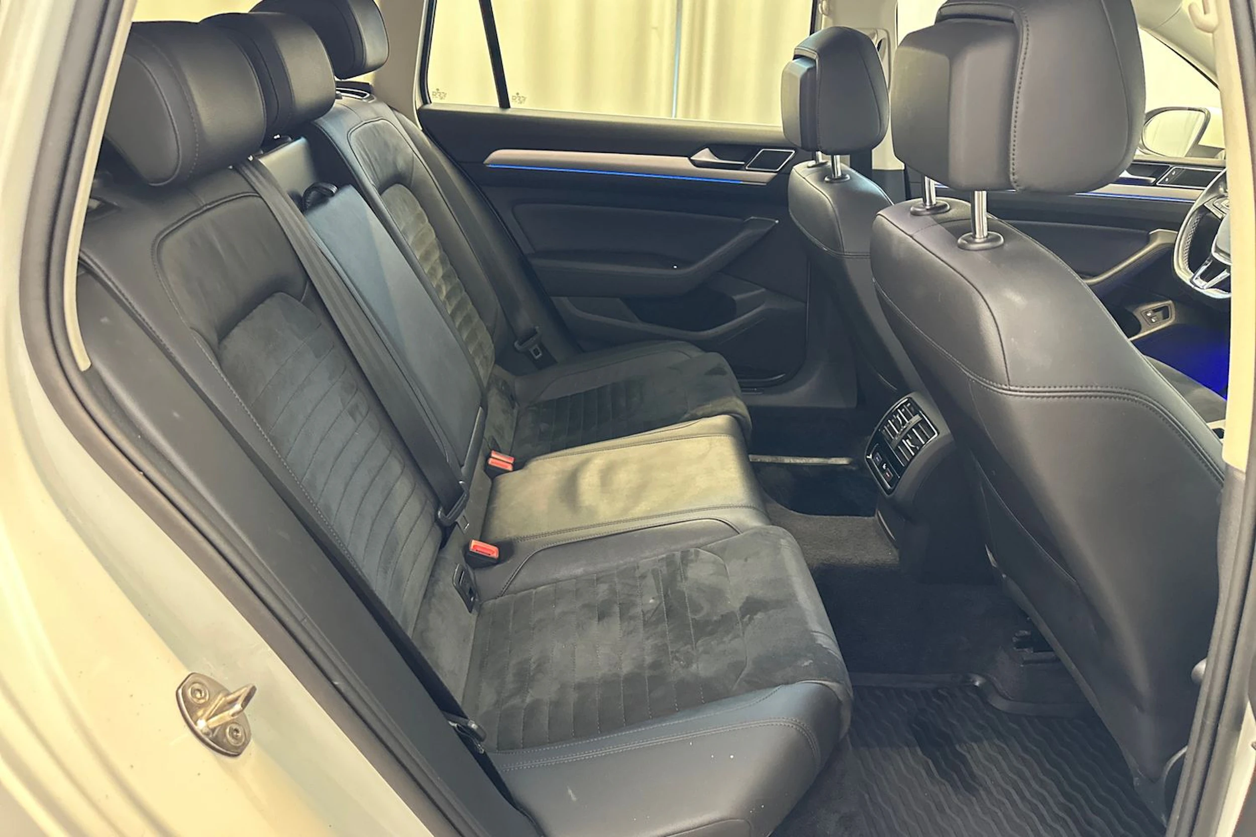 valkoinen Volkswagen Passat 2017 kuva 15.
