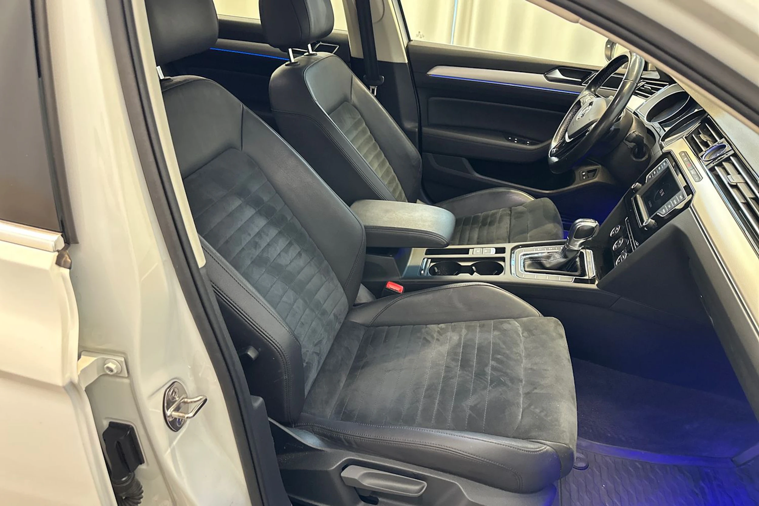 valkoinen Volkswagen Passat 2017 kuva 16.
