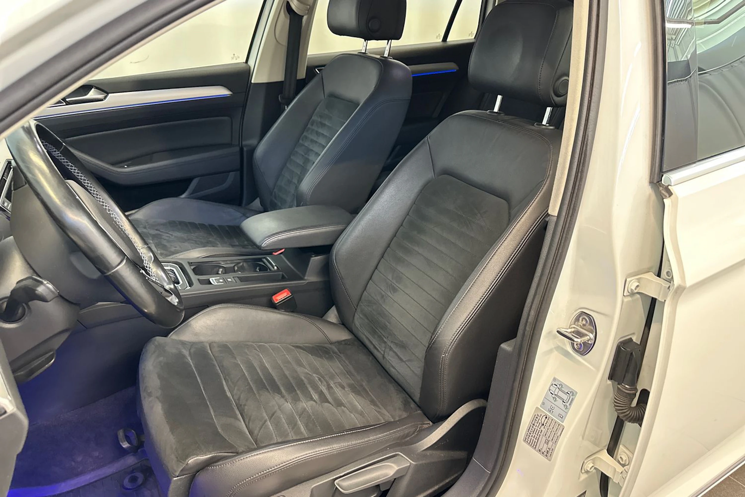valkoinen Volkswagen Passat 2017 kuva 18.