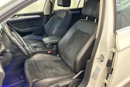 valkoinen Volkswagen Passat 2017 kuva 18.
