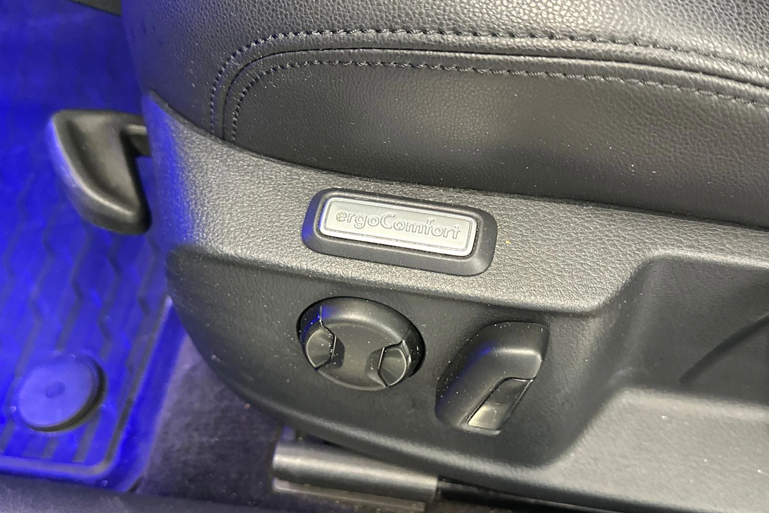 valkoinen Volkswagen Passat 2017 kuva 19.
