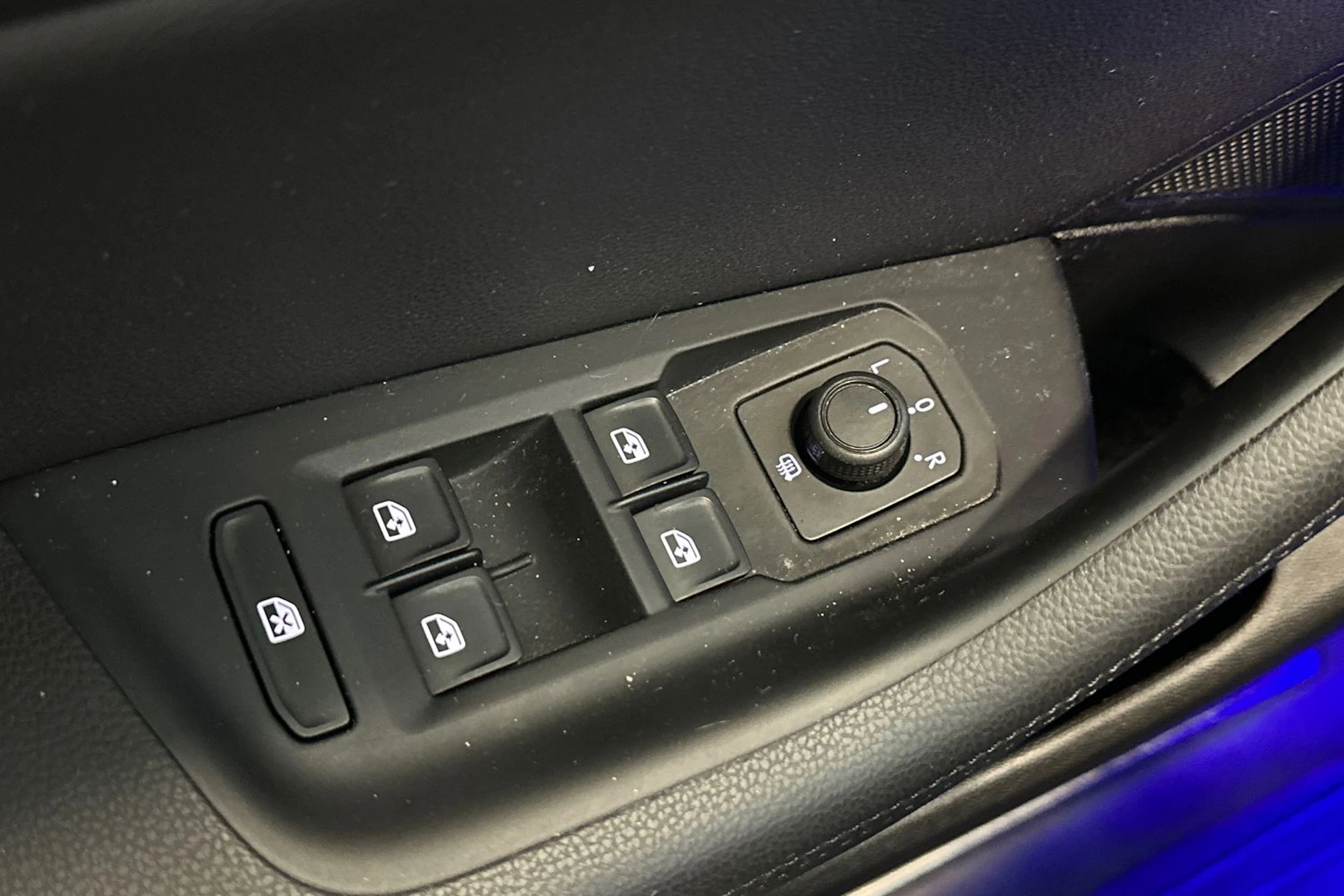 valkoinen Volkswagen Passat 2017 kuva 20.