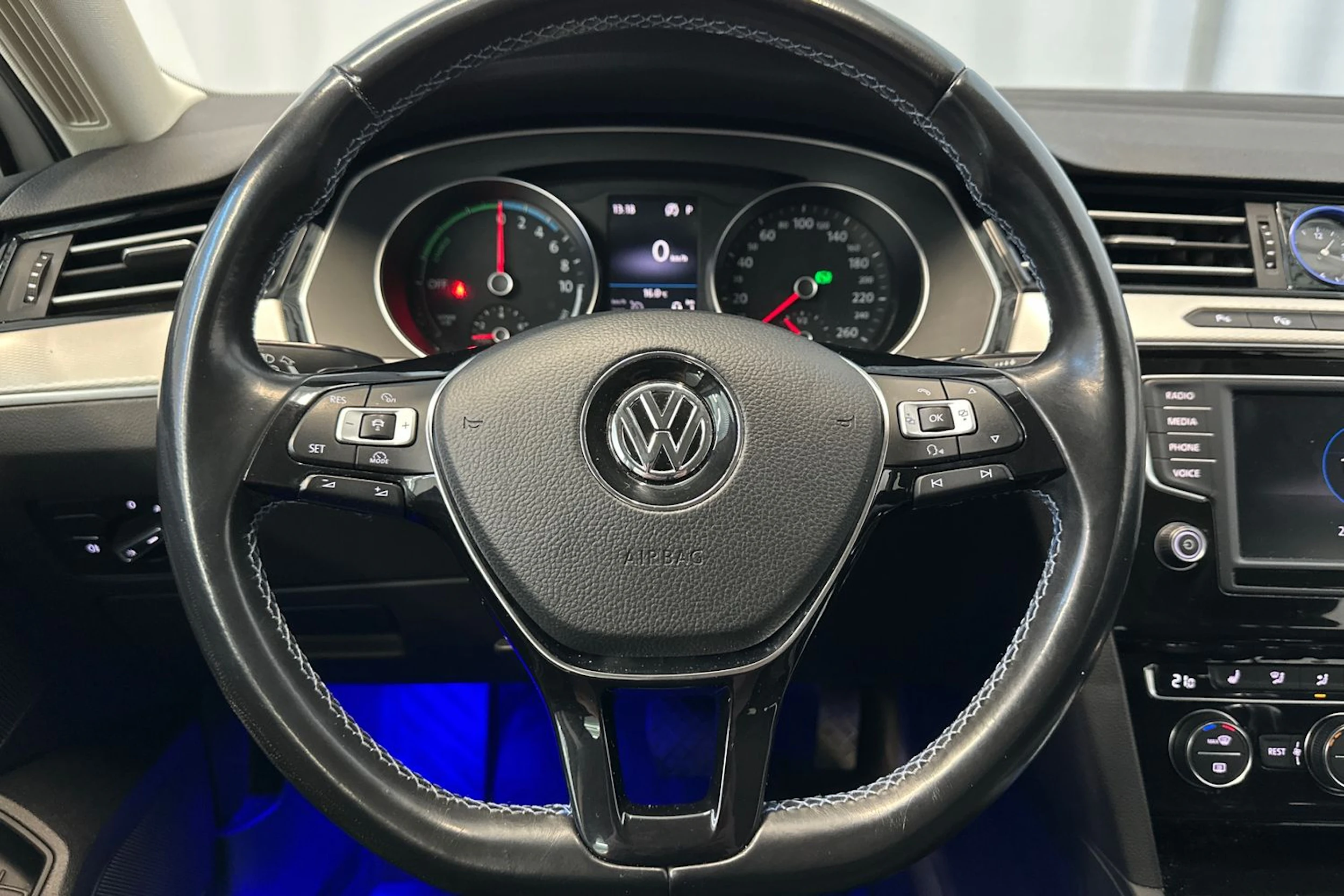 valkoinen Volkswagen Passat 2017 kuva 21.