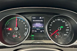 valkoinen Volkswagen Passat 2017 kuva 24.
