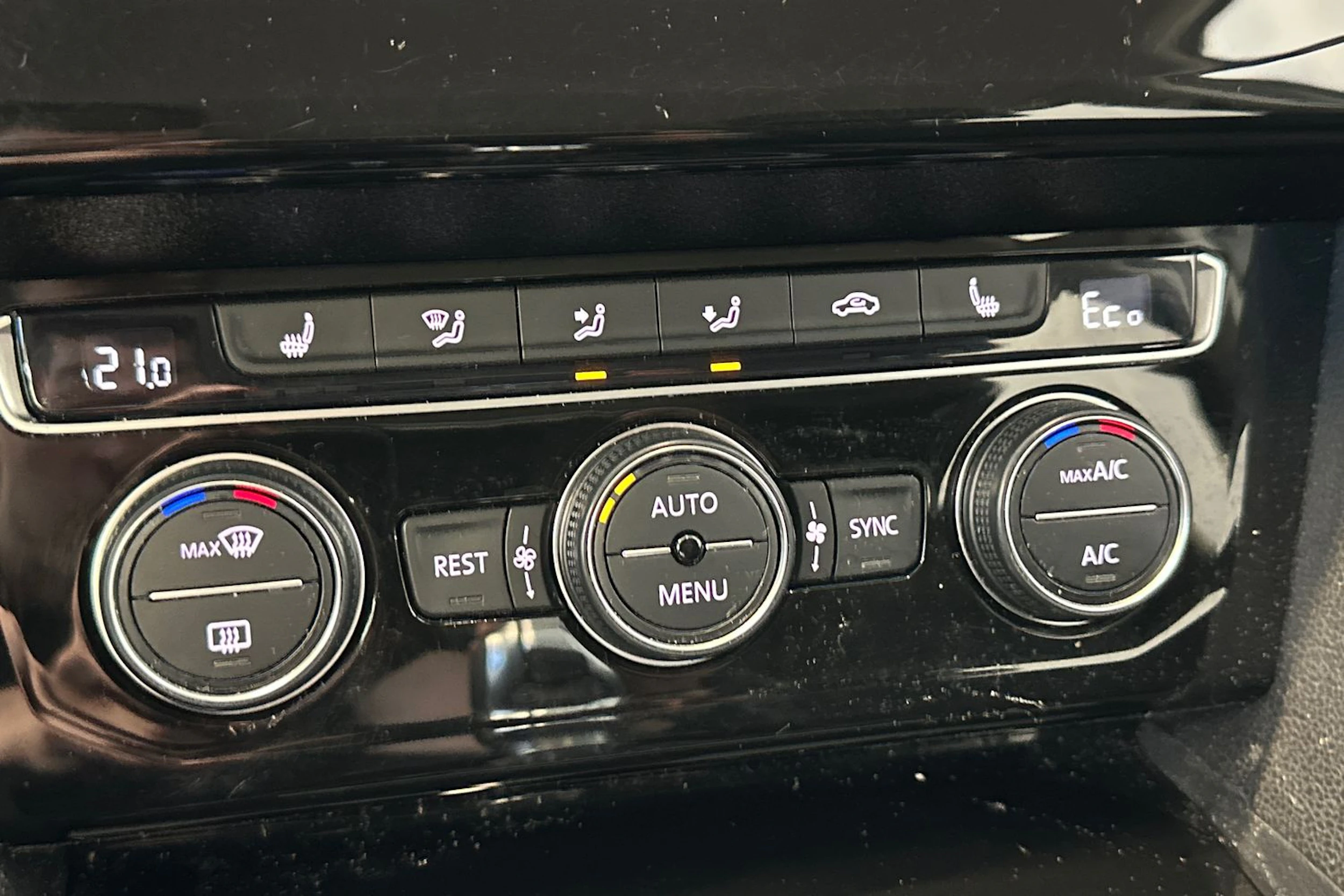 valkoinen Volkswagen Passat 2017 kuva 30.