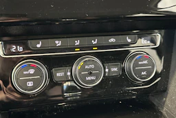 valkoinen Volkswagen Passat 2017 kuva 30.