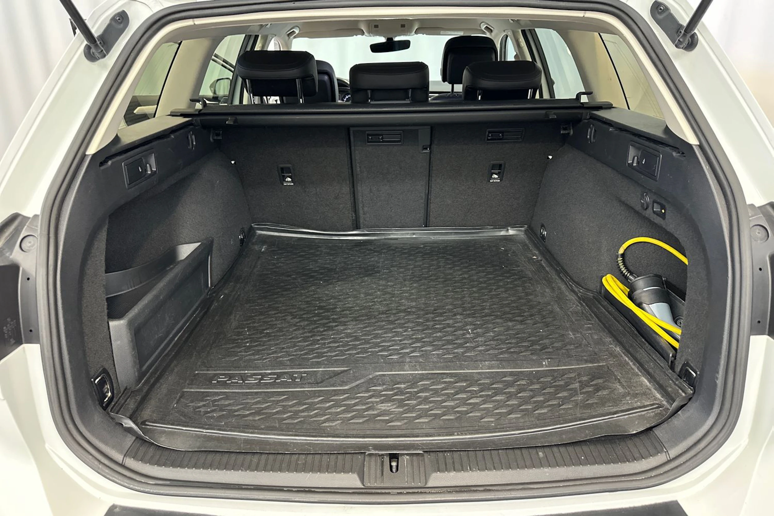 valkoinen Volkswagen Passat 2017 kuva 33.